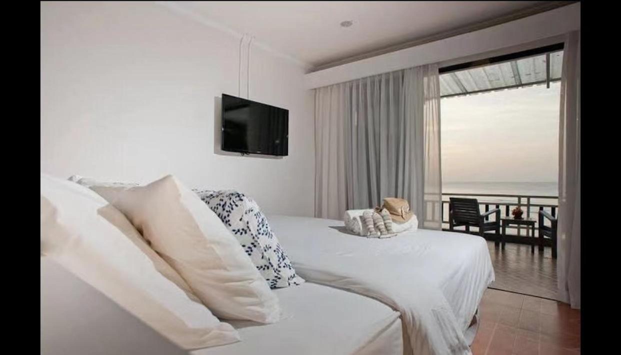 Deluxe Double Room with Balcony and Sea View - Photo 8