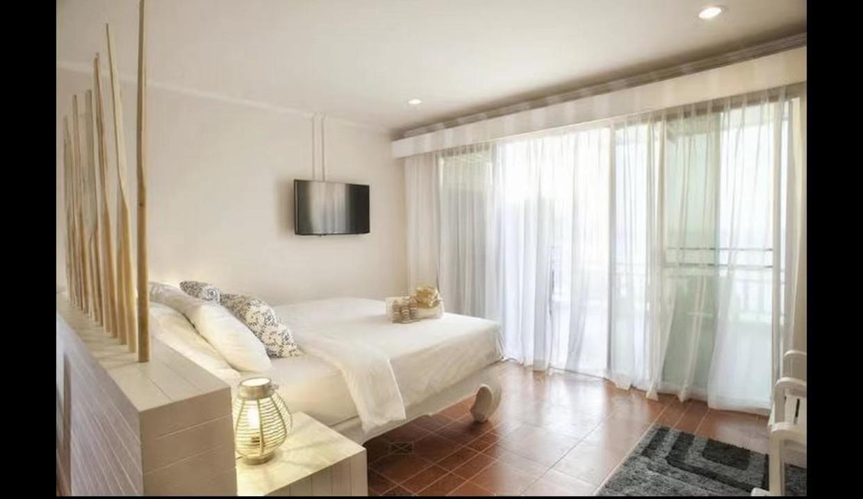 Deluxe Double Room with Balcony and Sea View - Photo 17