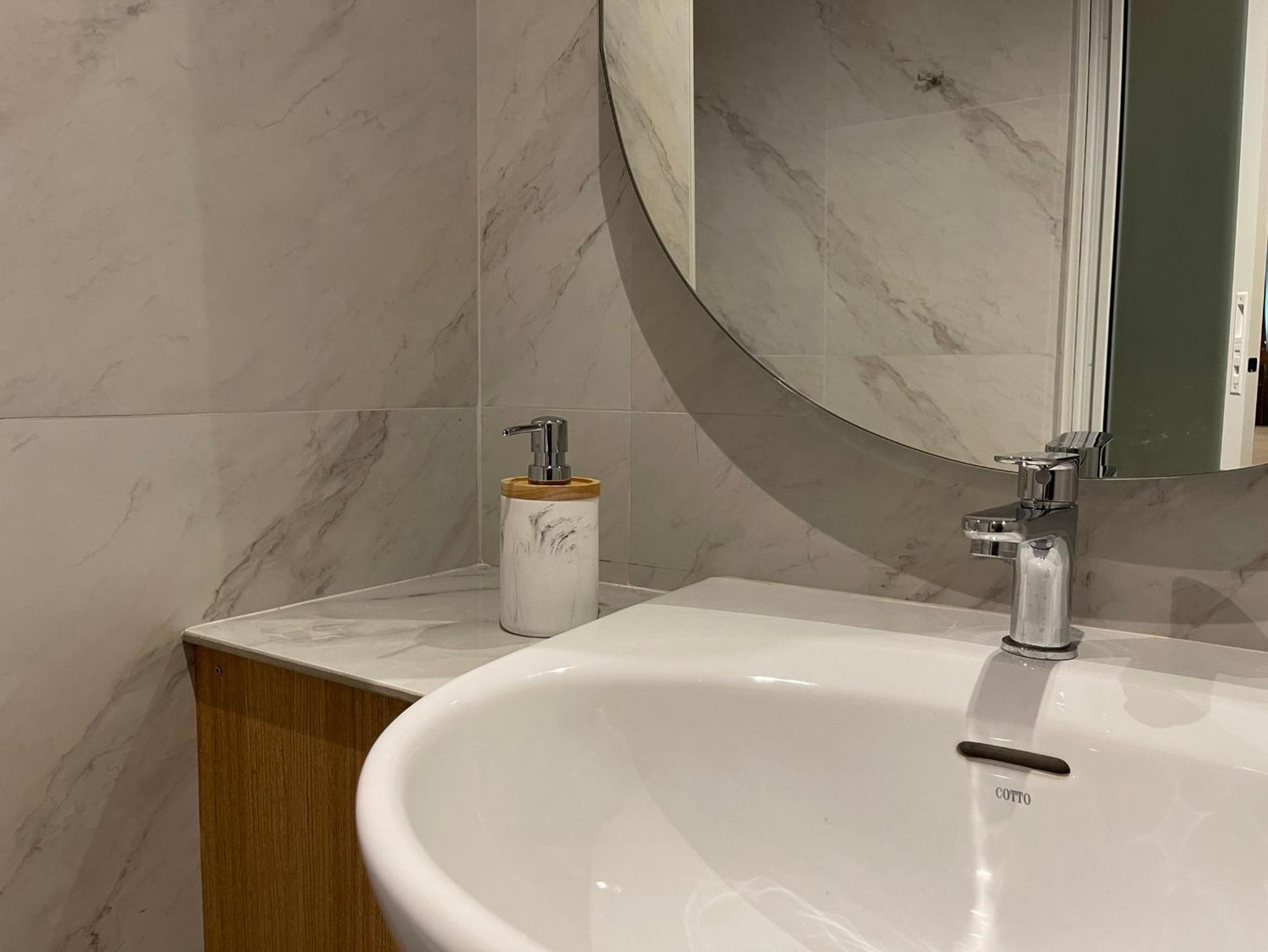 Twin Room with Private Bathroom - Photo 8