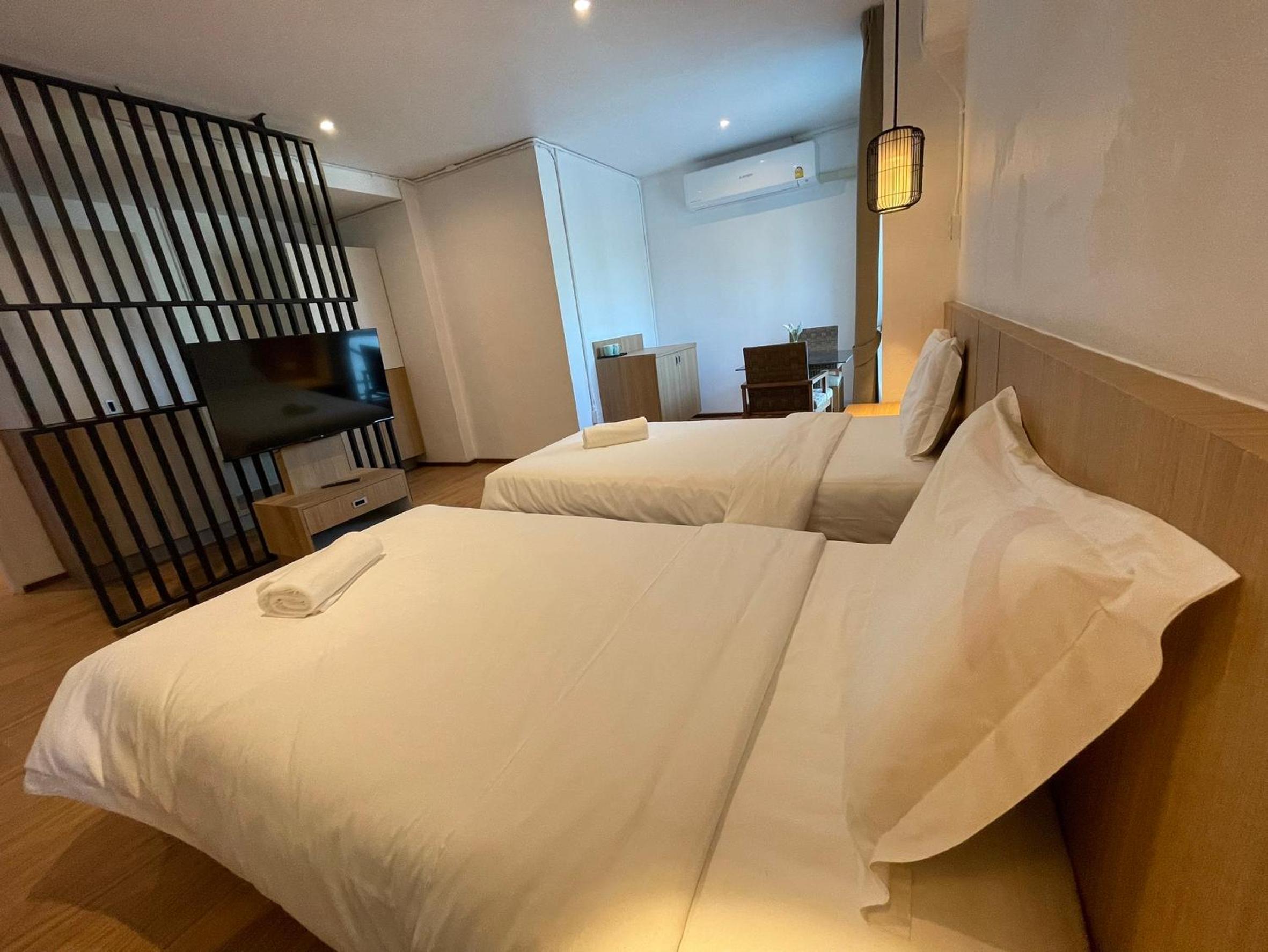 Twin Room with Private Bathroom - Photo 7