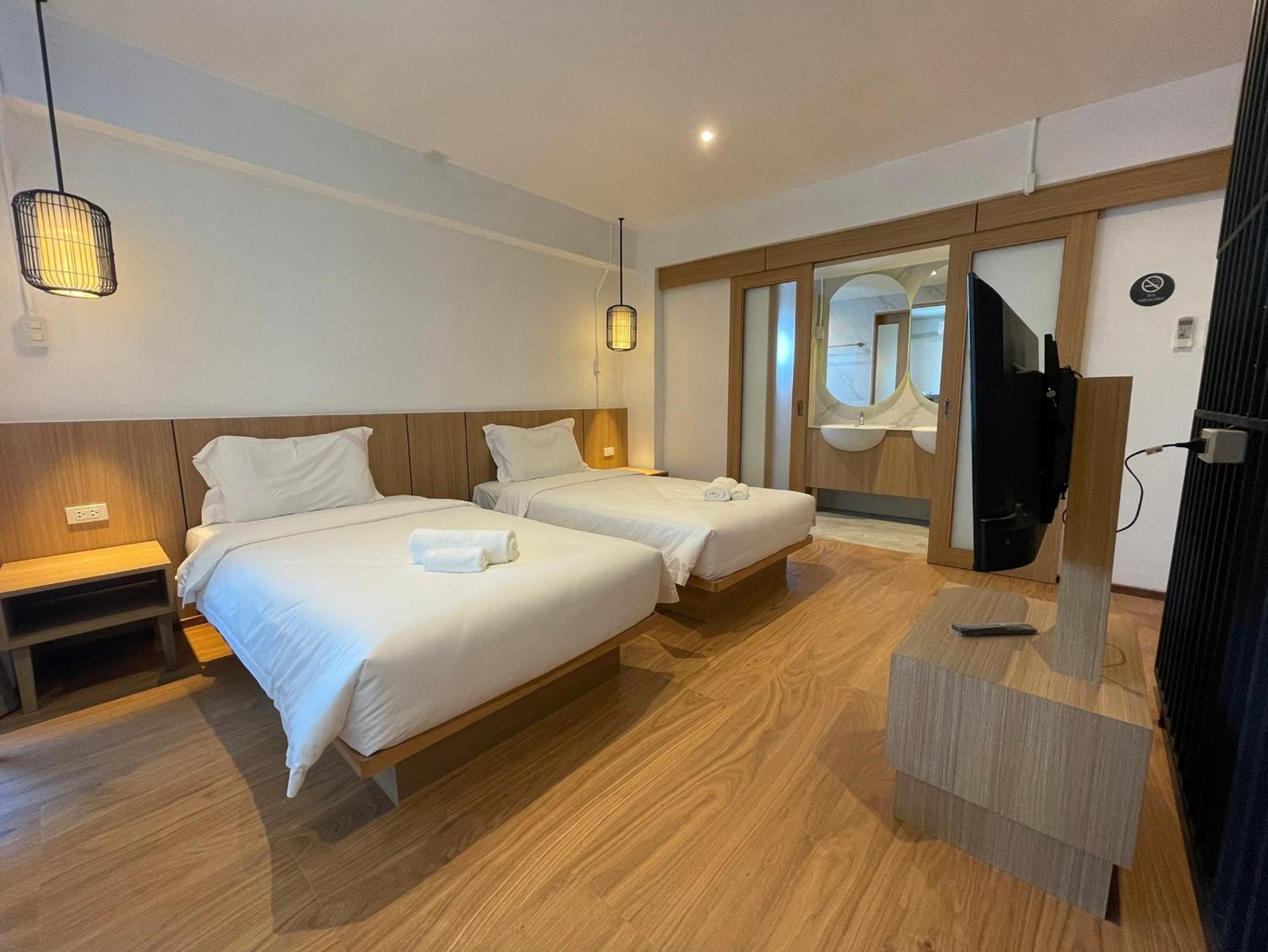 Twin Room with Private Bathroom - Photo 6
