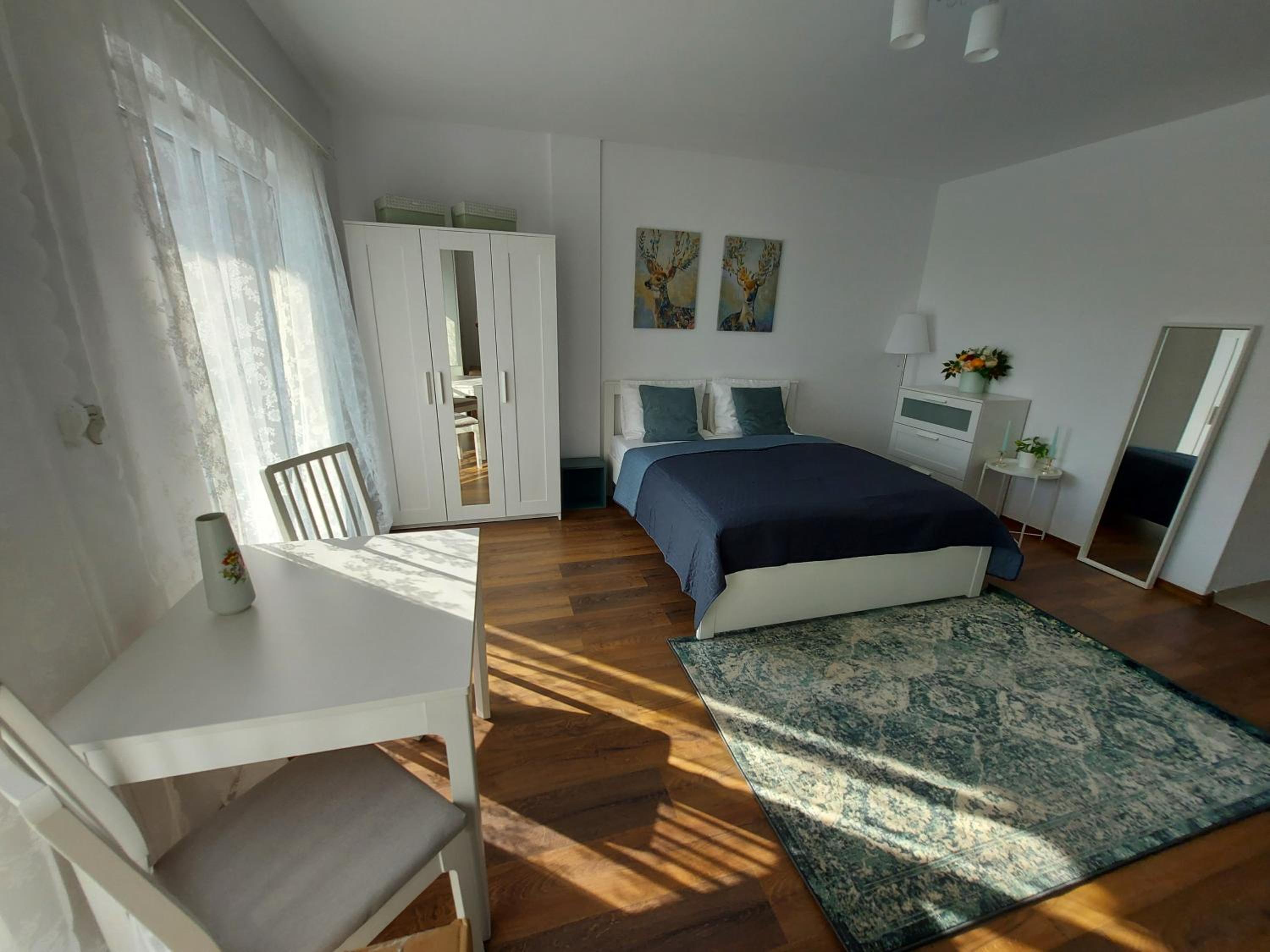 One-Bedroom Apartment photo 1