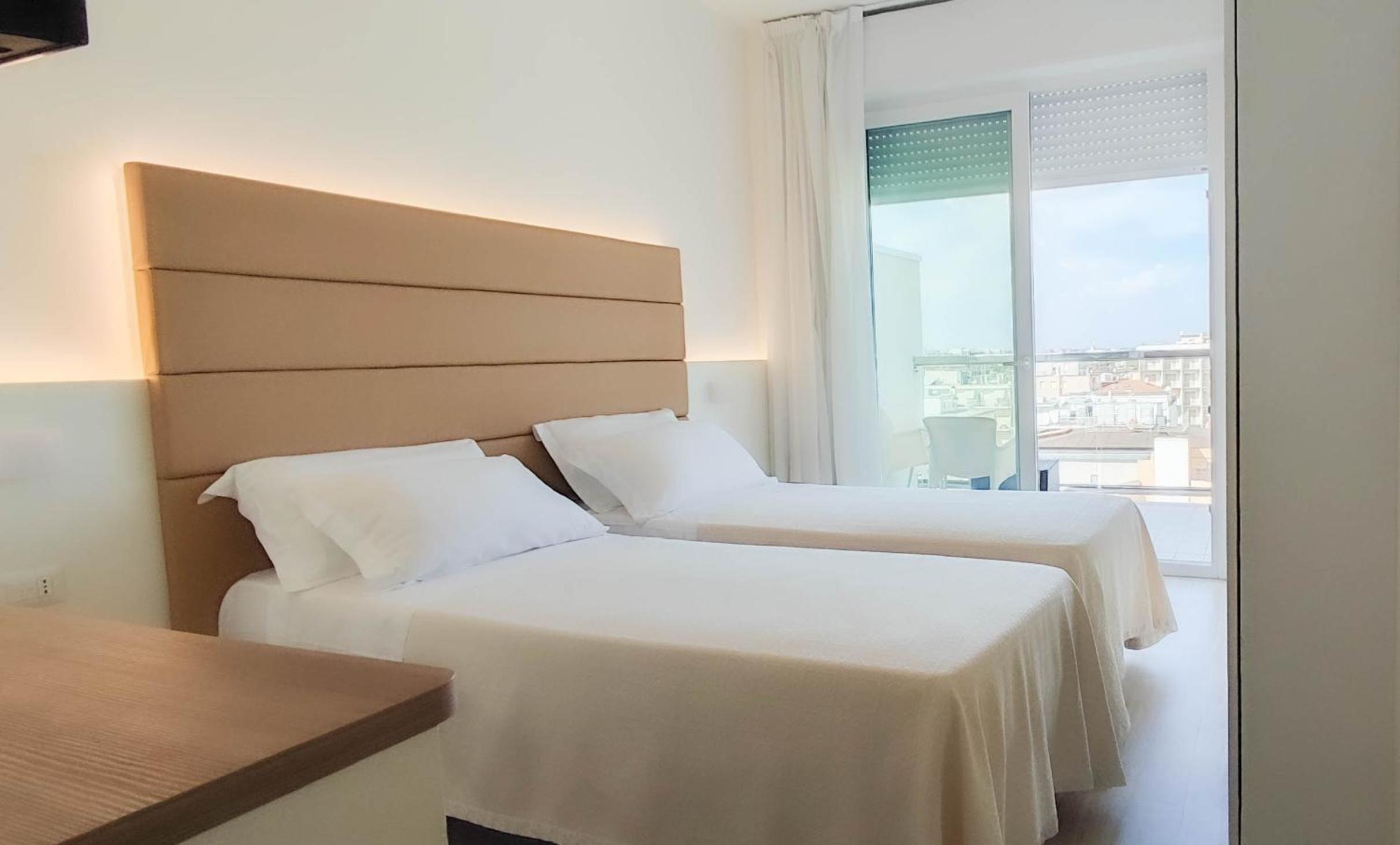 Double or Twin Room with Frontal Sea View - Photo 4