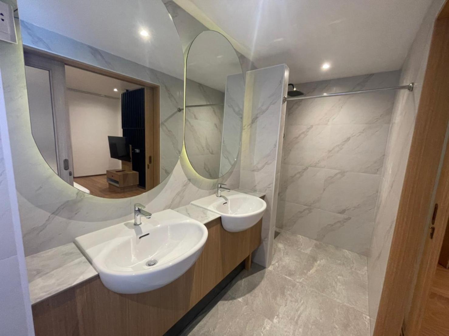 Twin Room with Private Bathroom - Photo 11