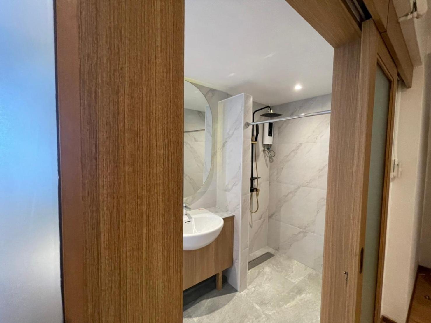 Twin Room with Private Bathroom - Photo 12