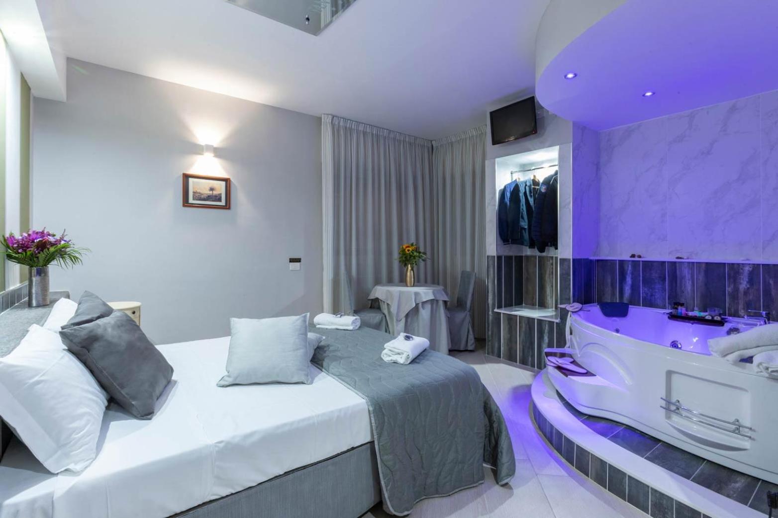Junior Suite with Spa Bath photo 3