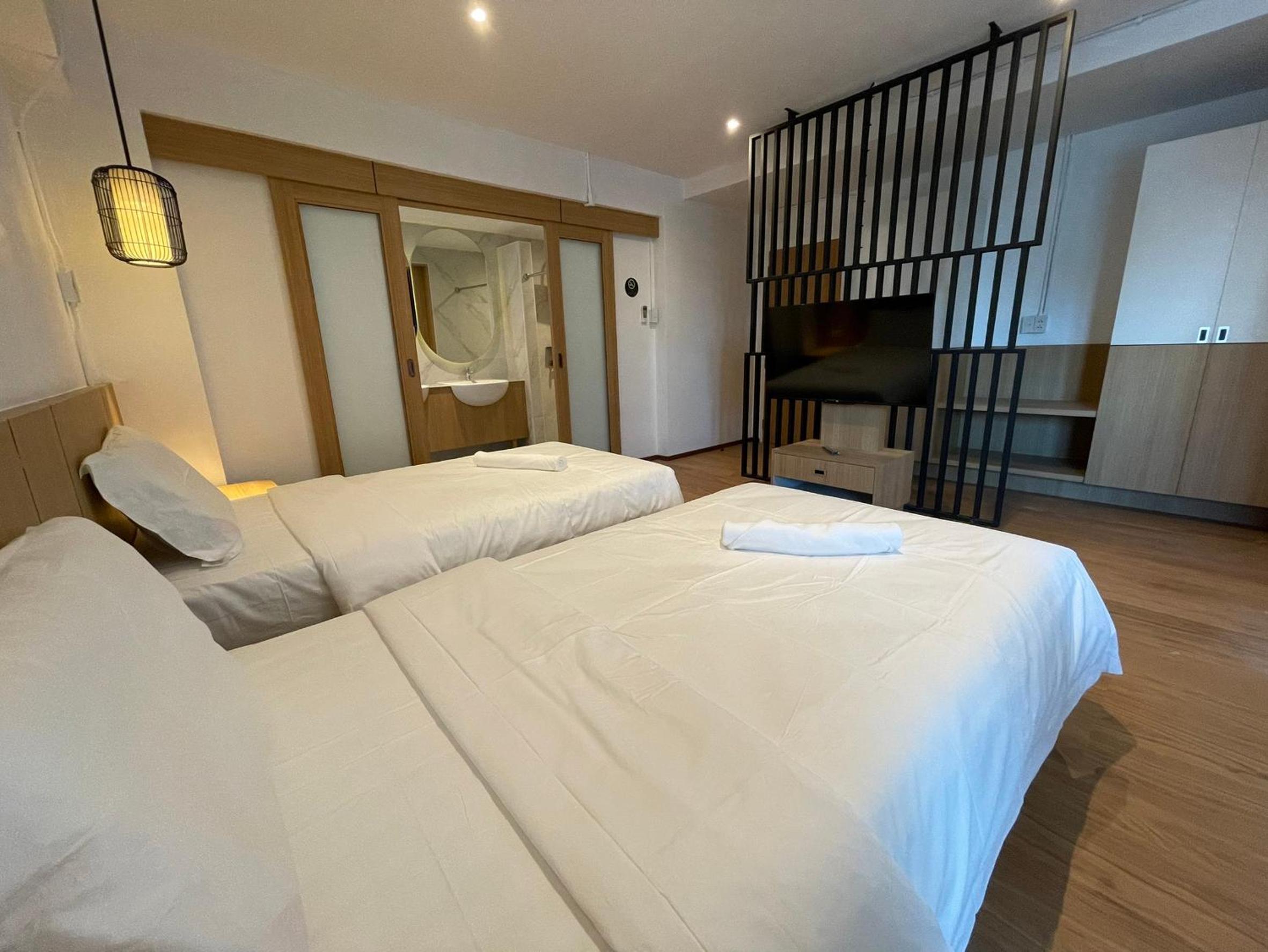 Twin Room with Private Bathroom - Photo 15
