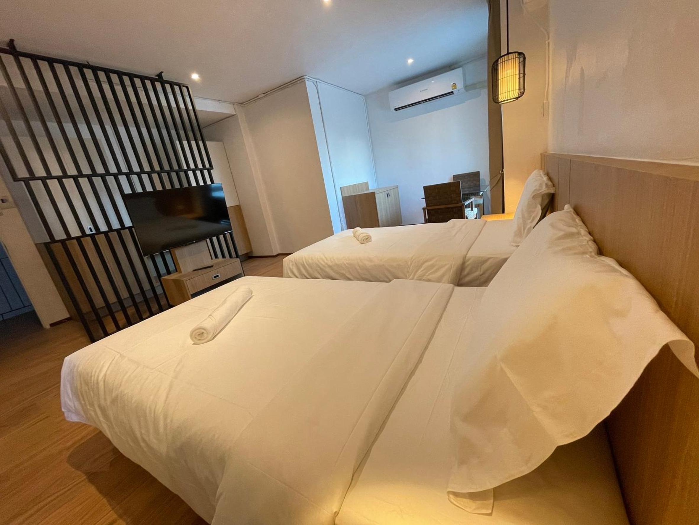 Twin Room with Private Bathroom - Photo 14