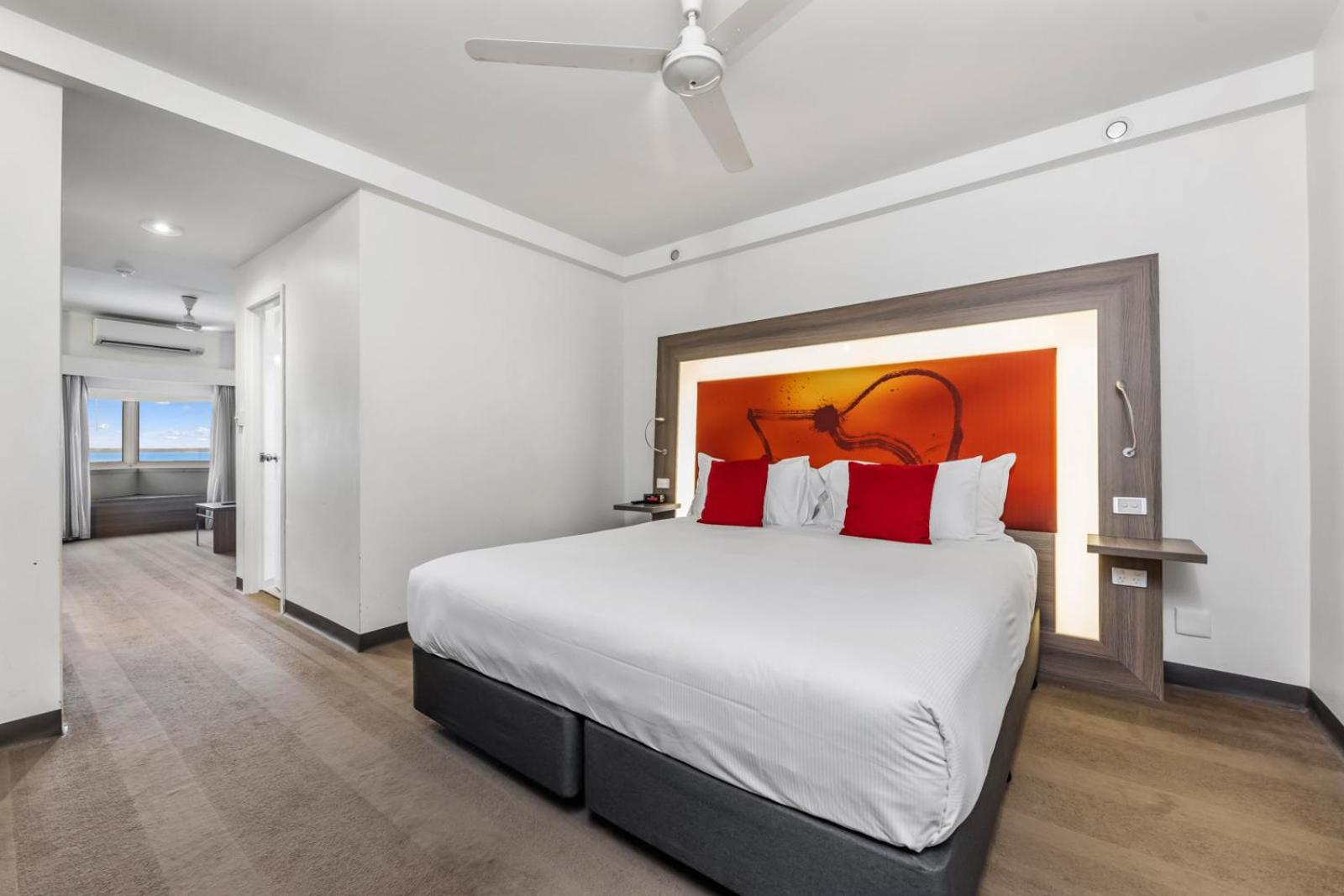 Junior King Suite with Harbor View - Photo 5