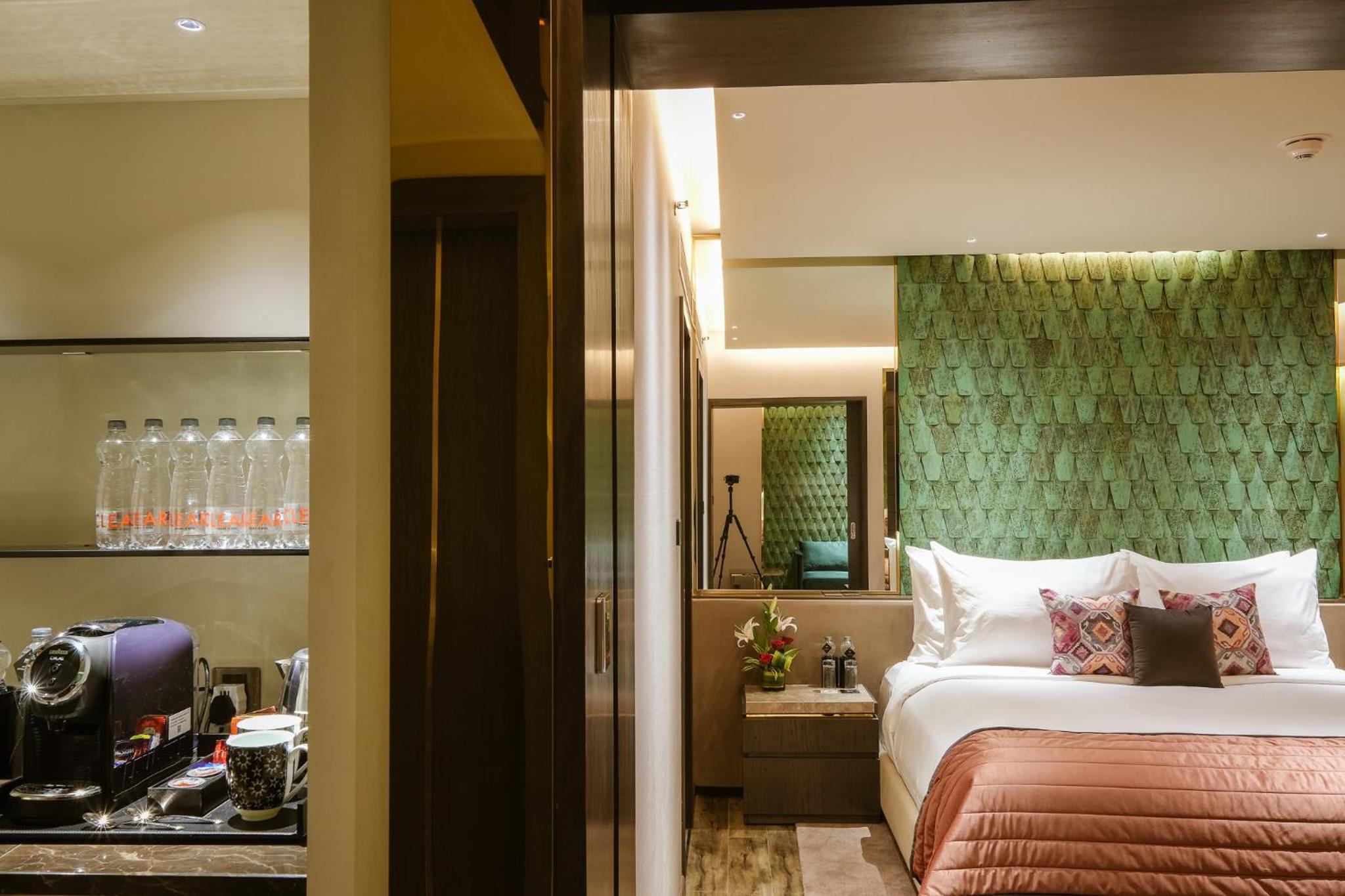 Emerald Suite with INR 1,000 off on a 60min Spa, Buy 1 Get 1 complimentary IMFL drink between 5pm and 7pm at Aqua, 15% off on F&B and Laundry photo