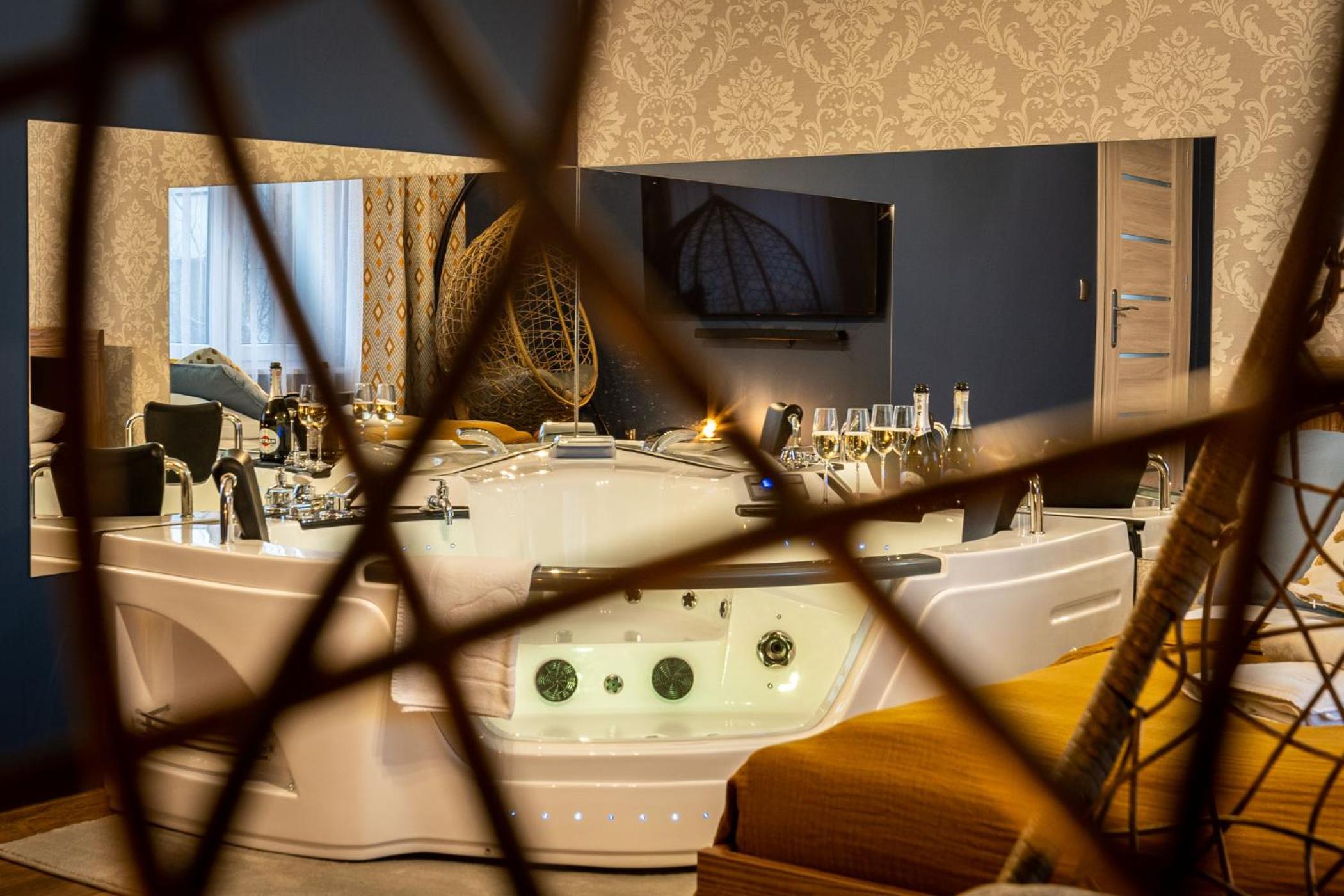 Suite with Hot Tub - Photo 8