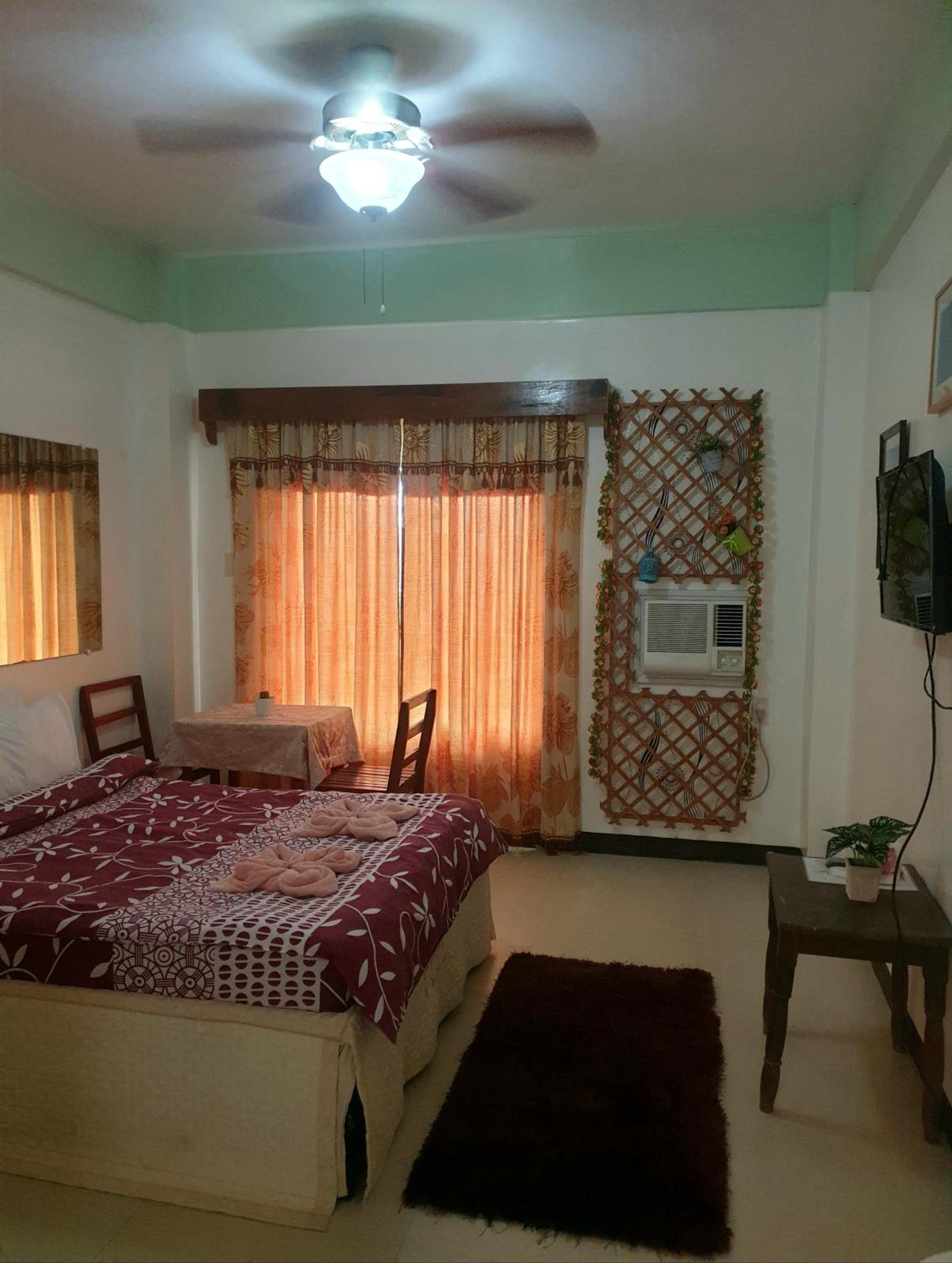 Queen Room with Balcony - Photo 2