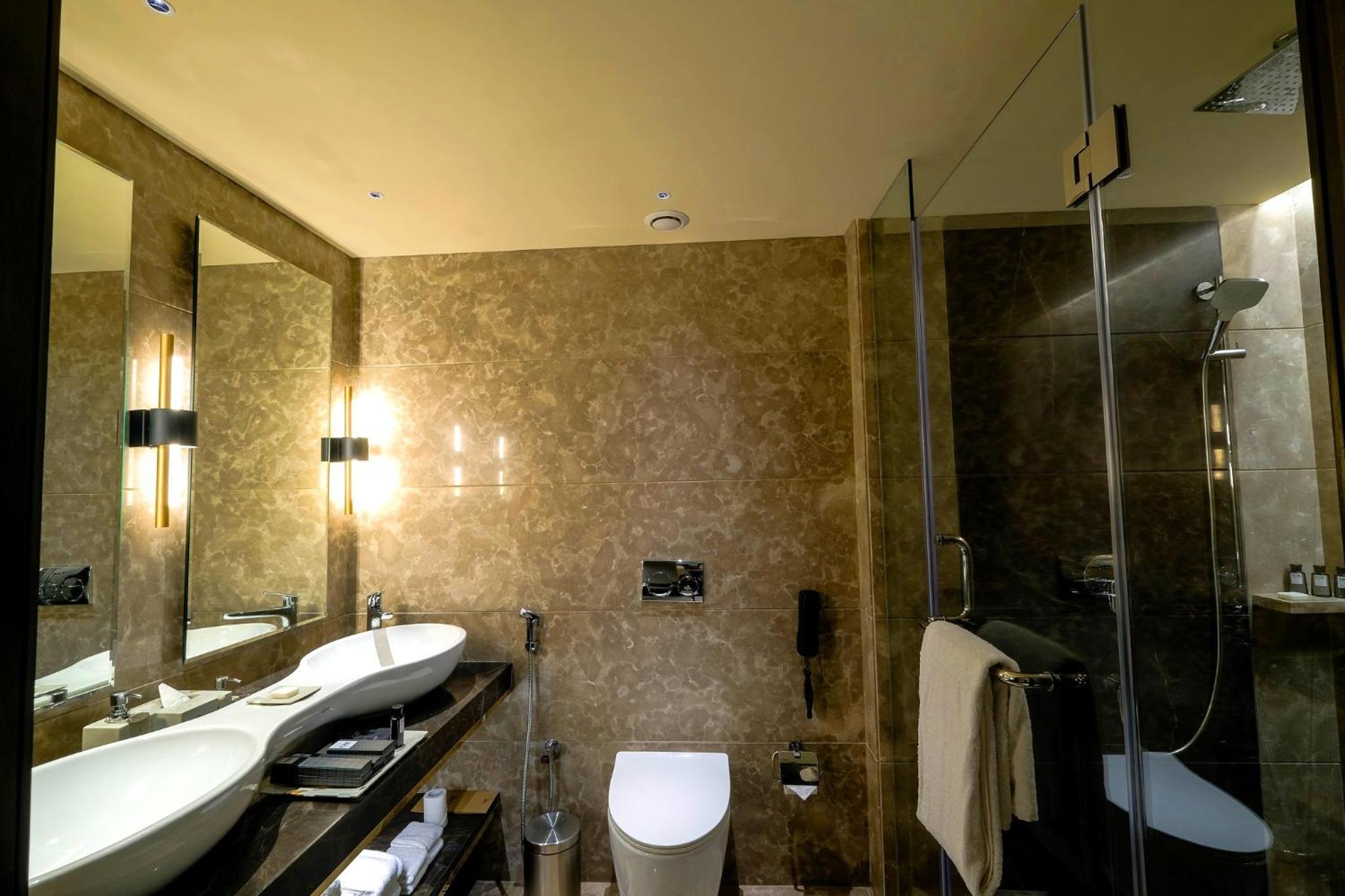 Emerald Suite with INR 1,000 off on a 60min Spa, Buy 1 Get 1 complimentary IMFL drink between 5pm and 7pm at Aqua, 15% off on F&B and Laundry photo