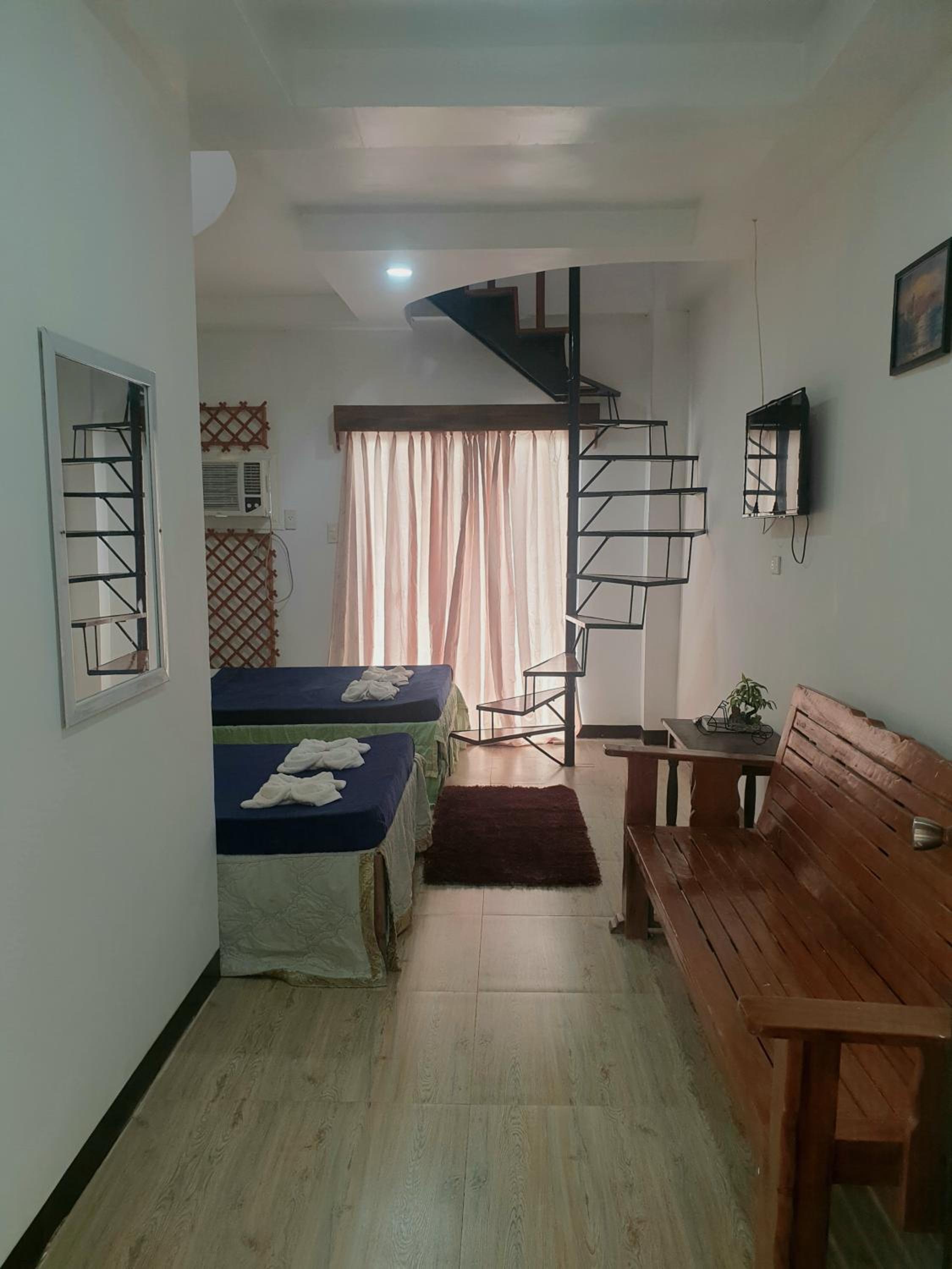 Studio with Balcony - Photo 2
