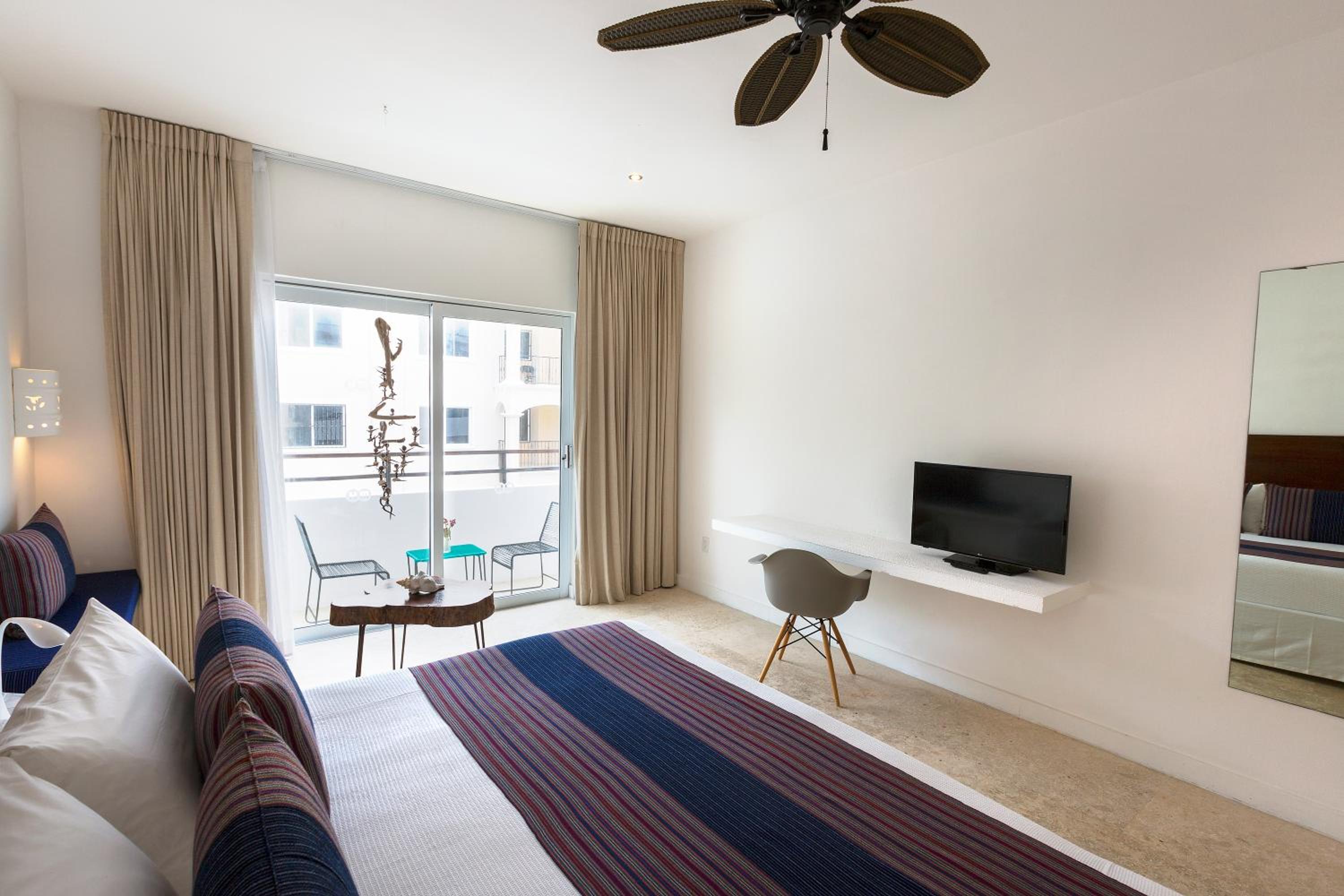 Double Room with Balcony thumbnail 5