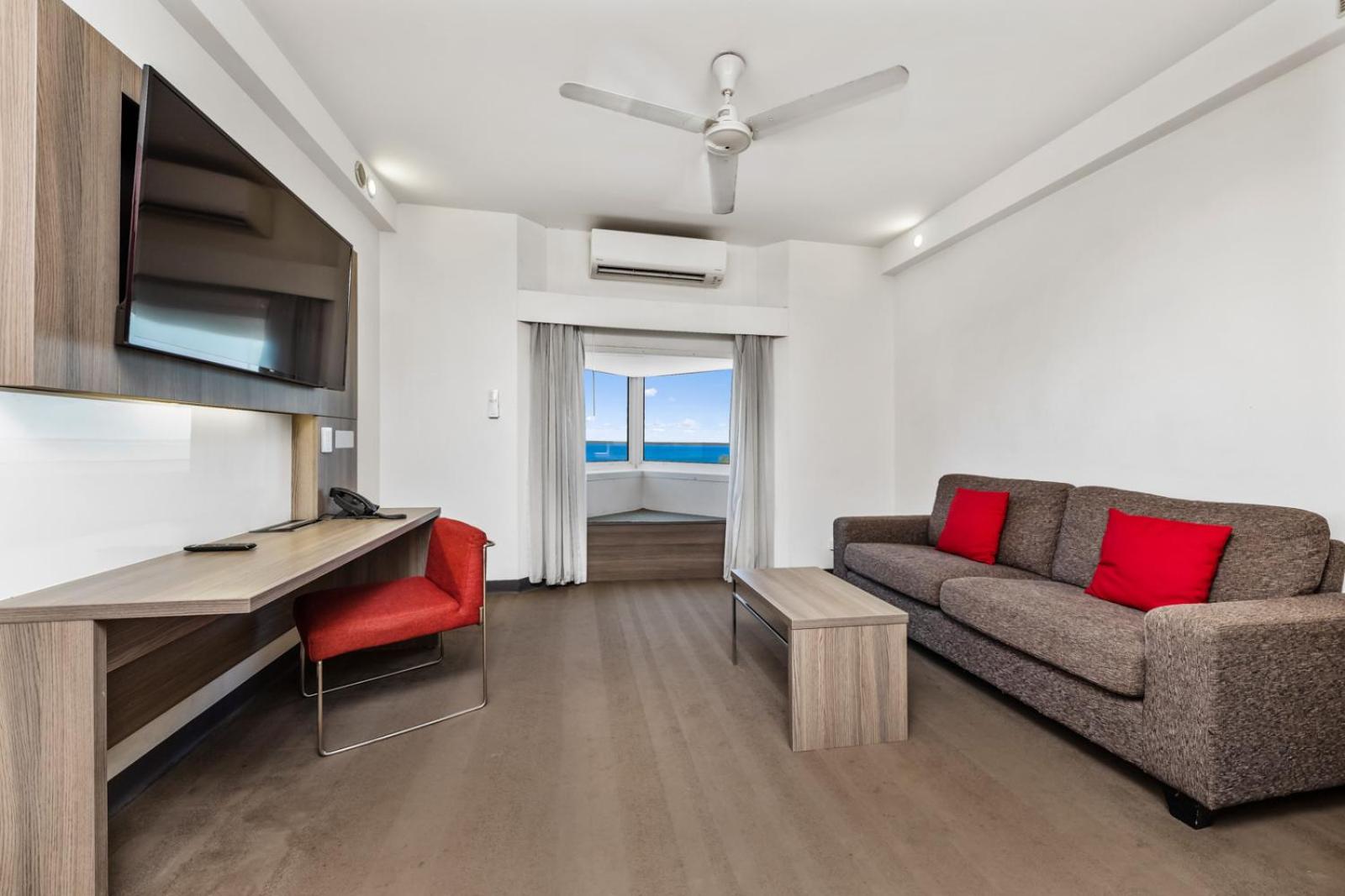 Junior King Suite with Harbor View - Photo 2