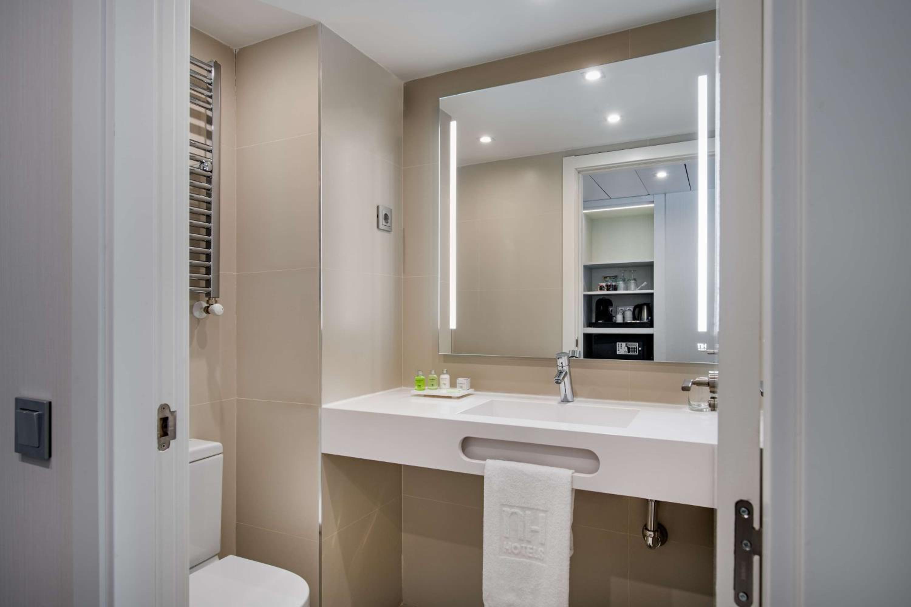 Standard Double or Twin Room - Photo 7