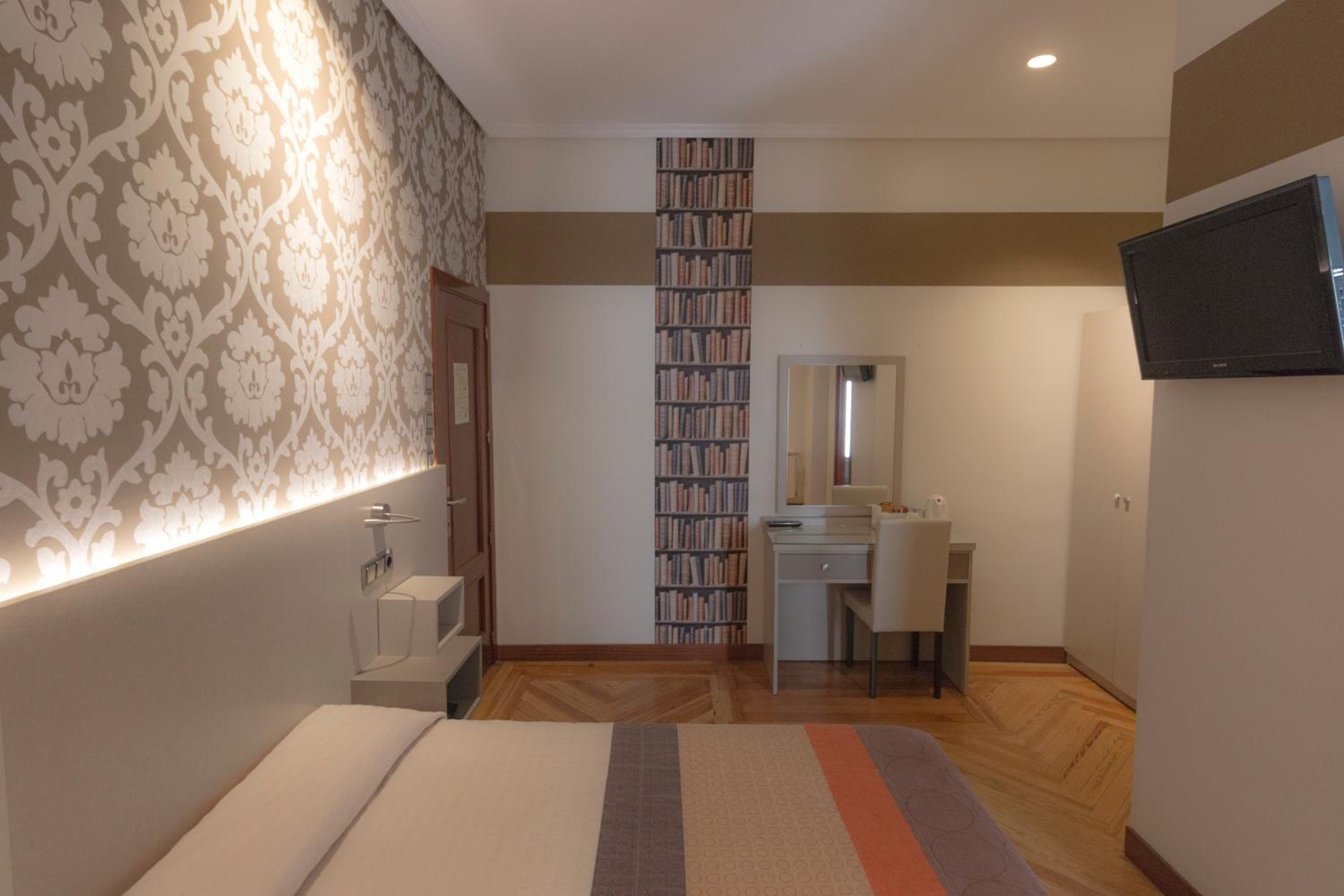 Double Room - Photo 2