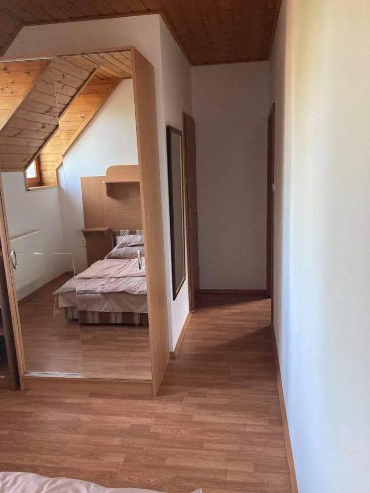 Twin Room with Private Bathroom - Photo 2