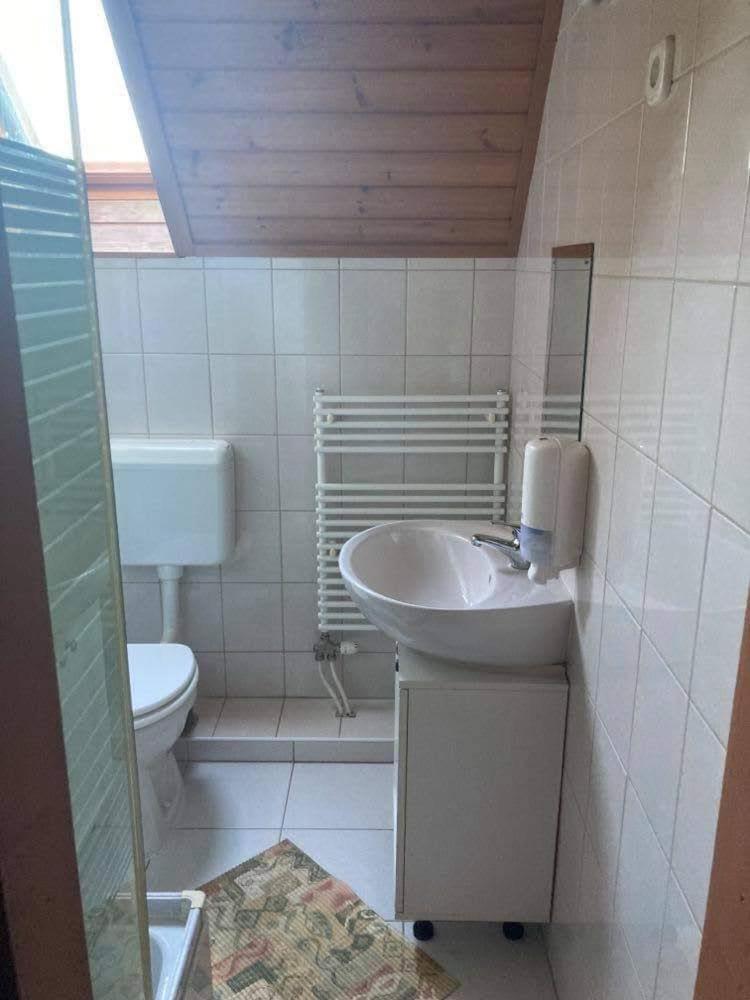Twin Room with Private Bathroom - Photo 4