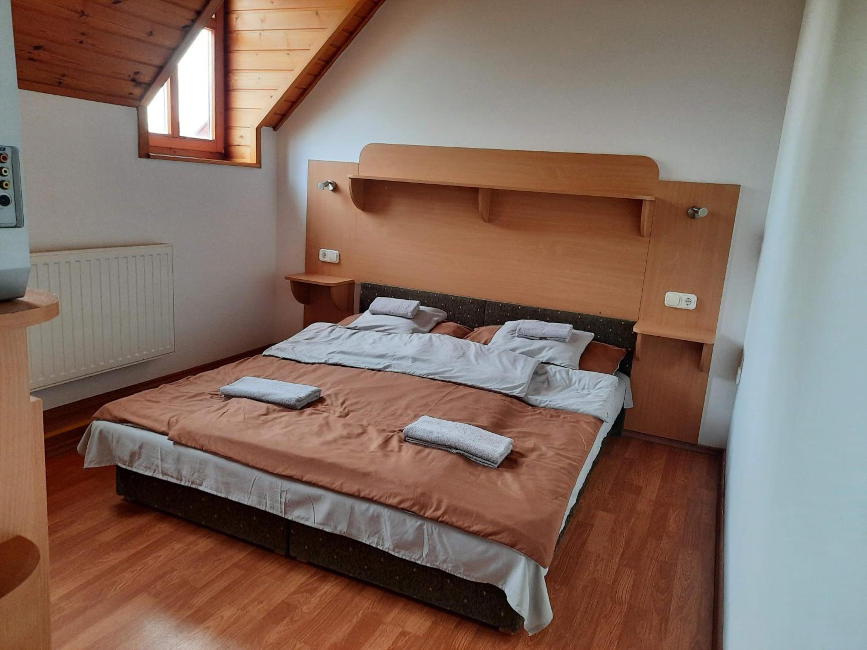 Small Twin Room - Photo 2