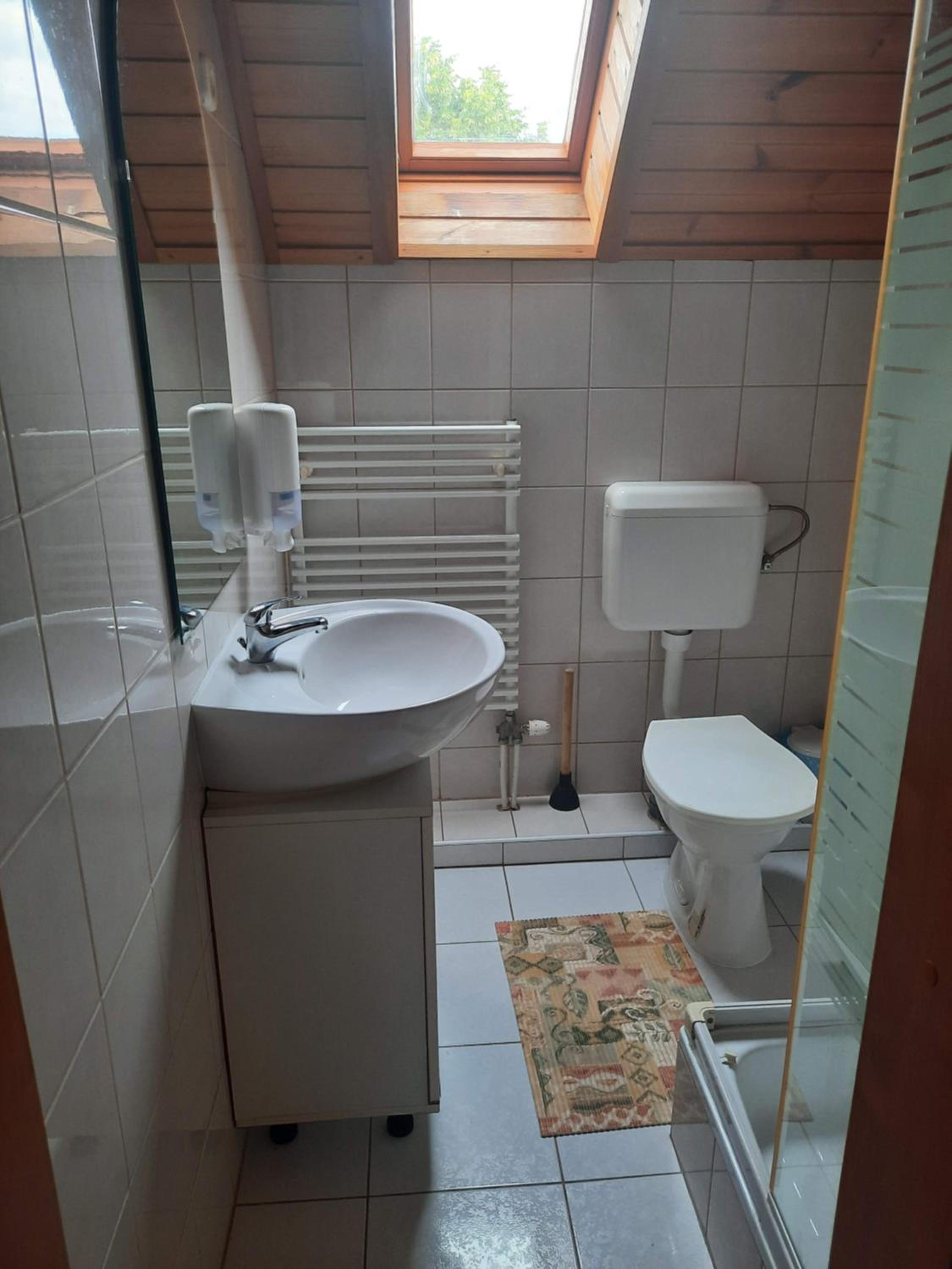Small Twin Room - Photo 3