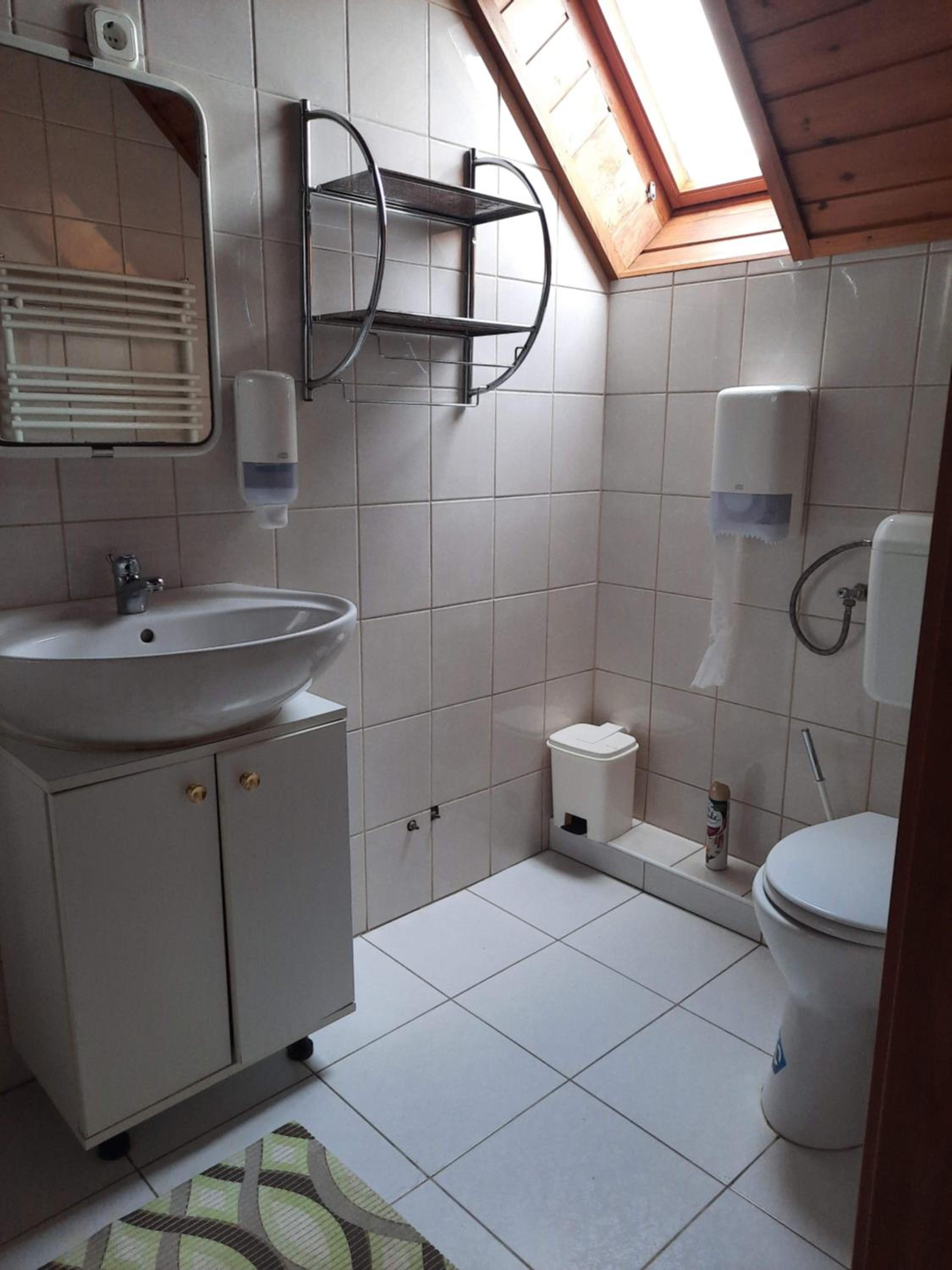 Twin Room with Extra Bed - Photo 2