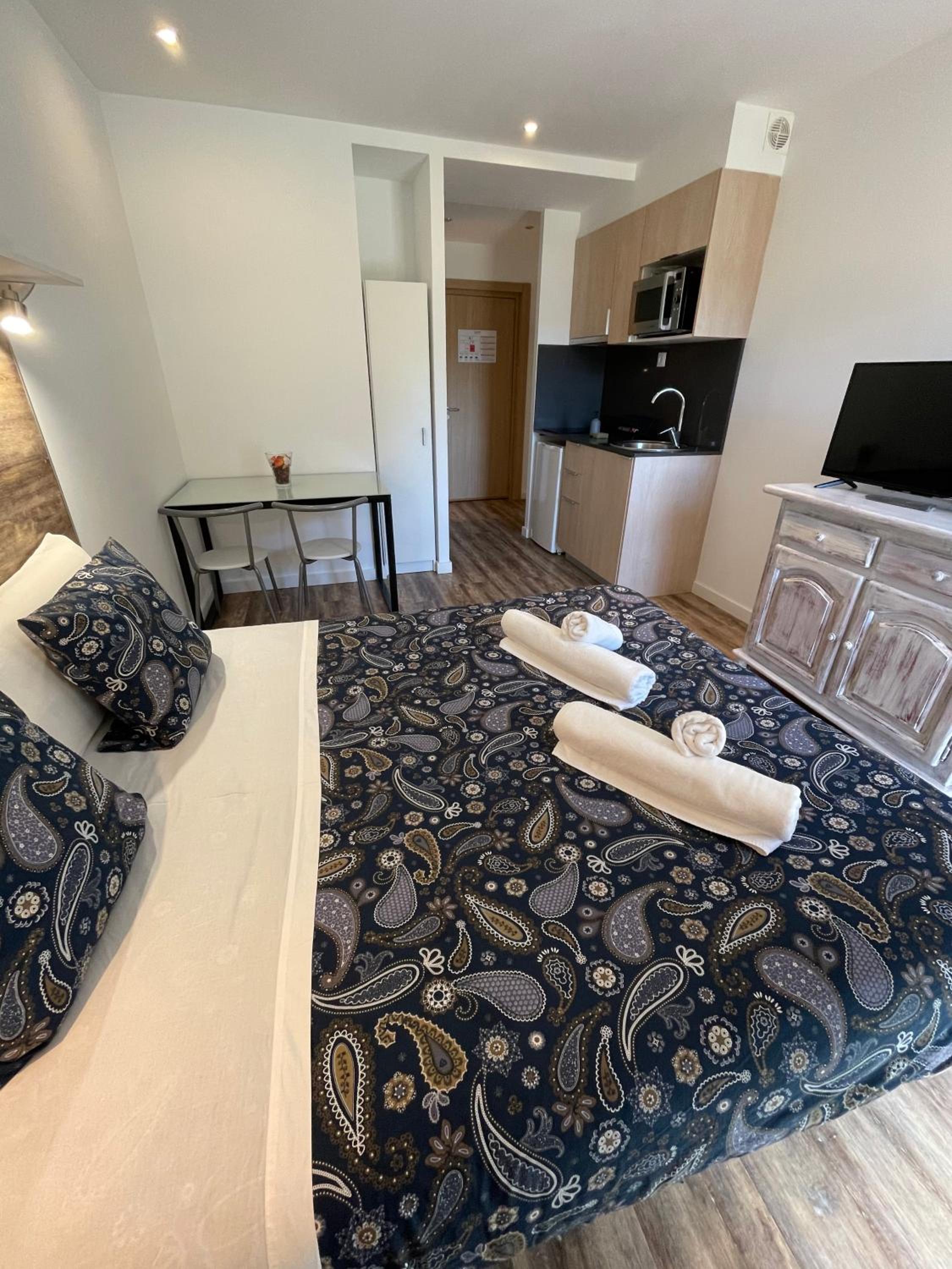 Studio Apartment photo 1