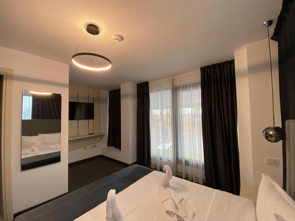 Deluxe Double Room with Shower - Photo 6