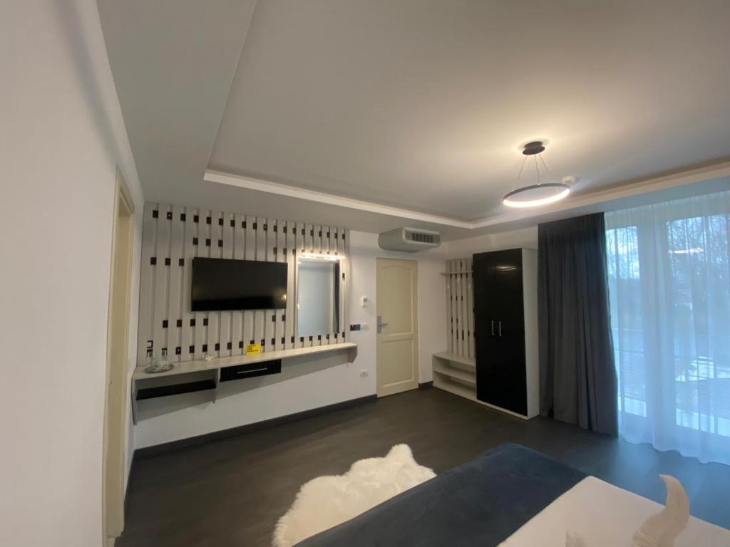 Deluxe Double Room with Extra Bed - Photo 3