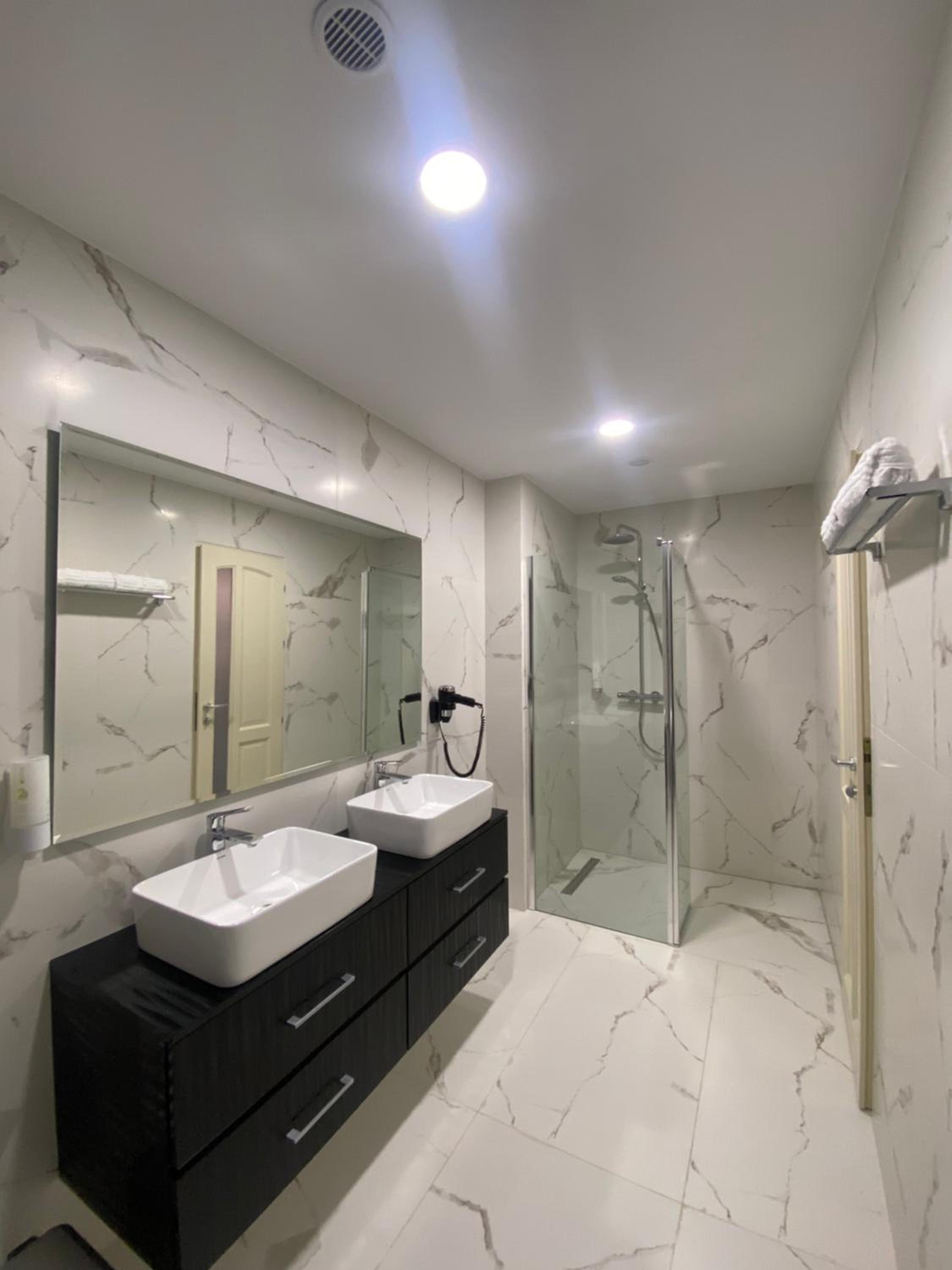 Deluxe Double Room with Extra Bed - Photo 4