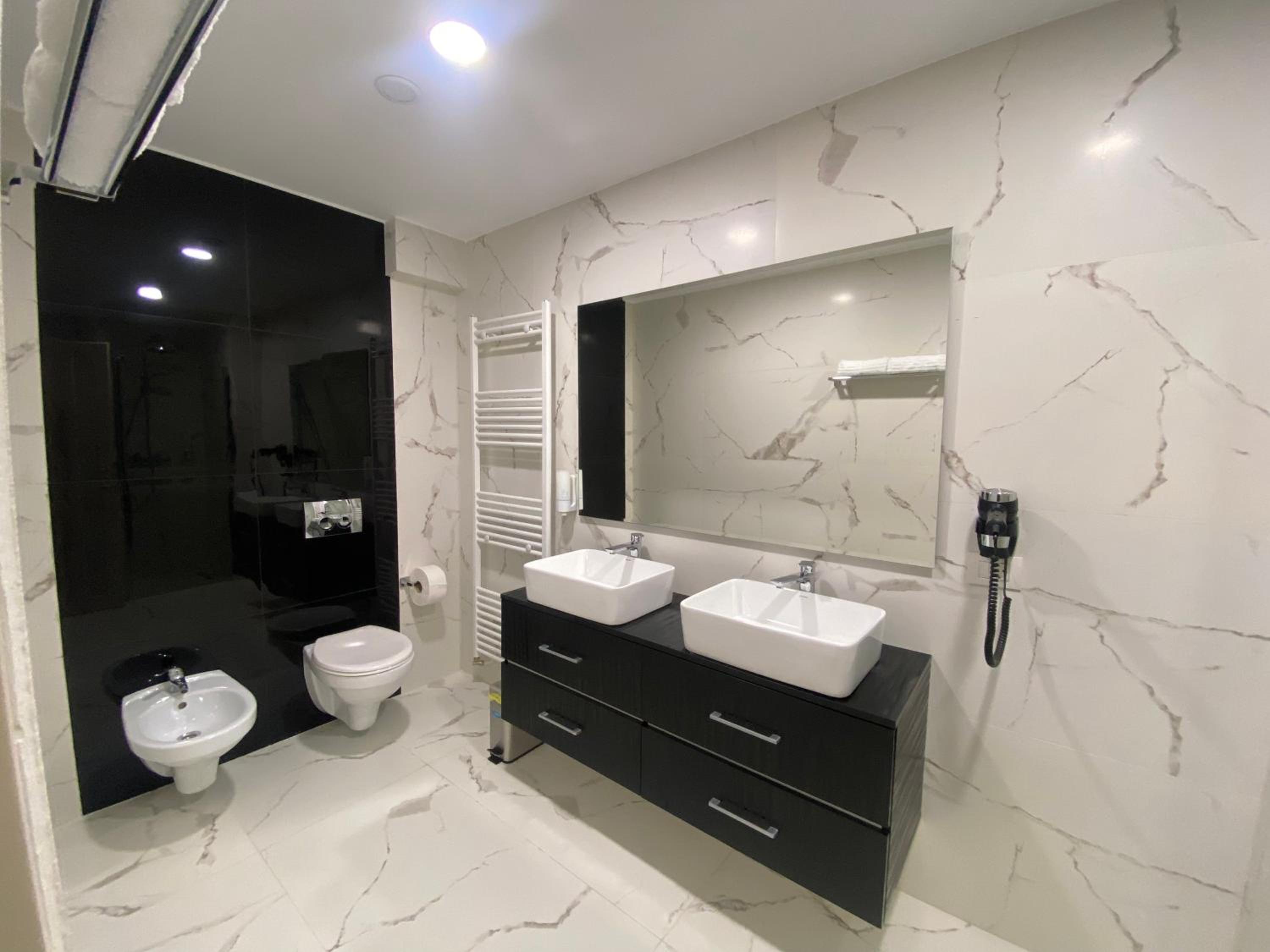 Deluxe Double Room with Extra Bed - Photo 2