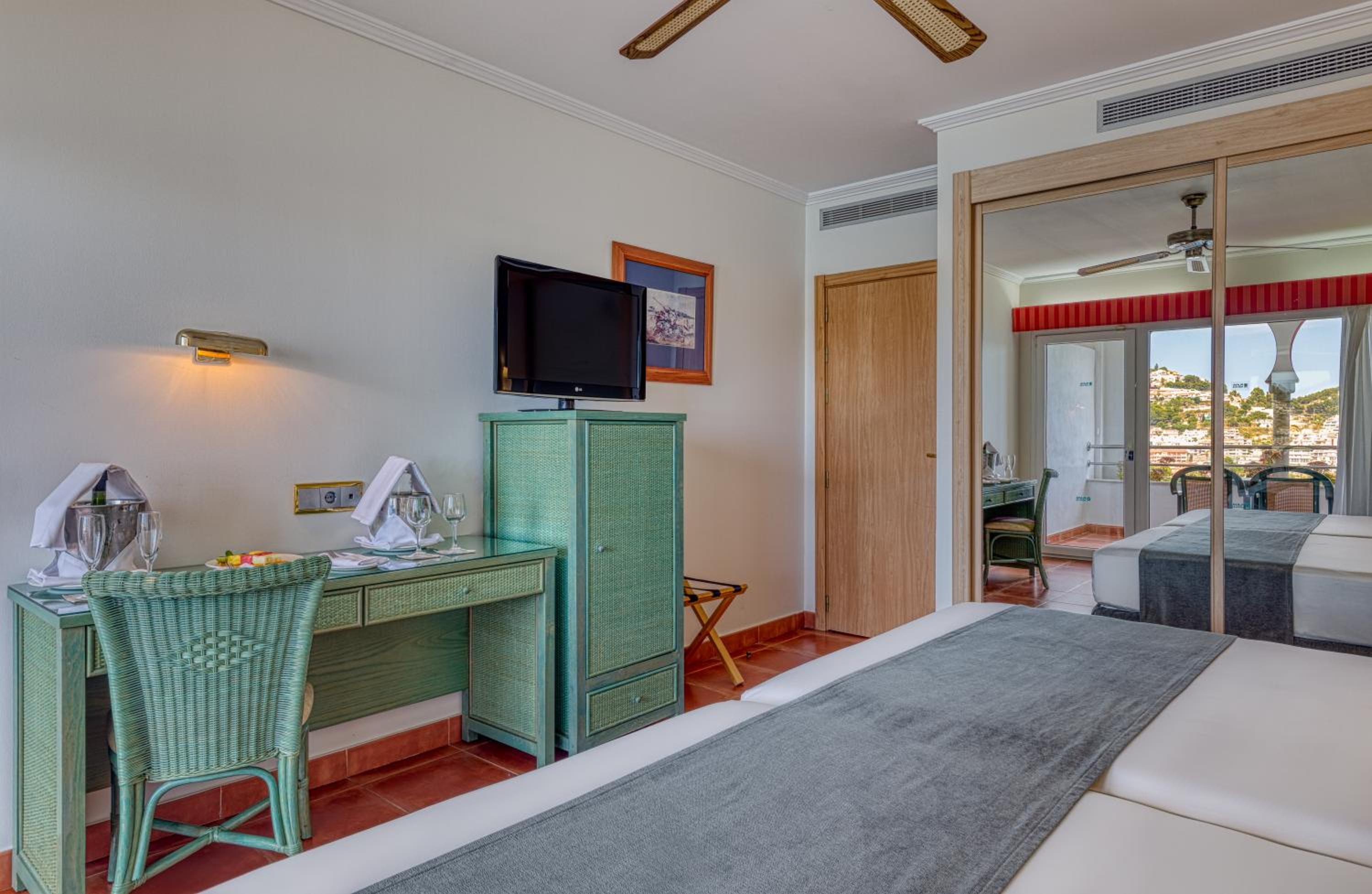 Standard Twin Room with Sea View  (2 Adults + 2 Children)
