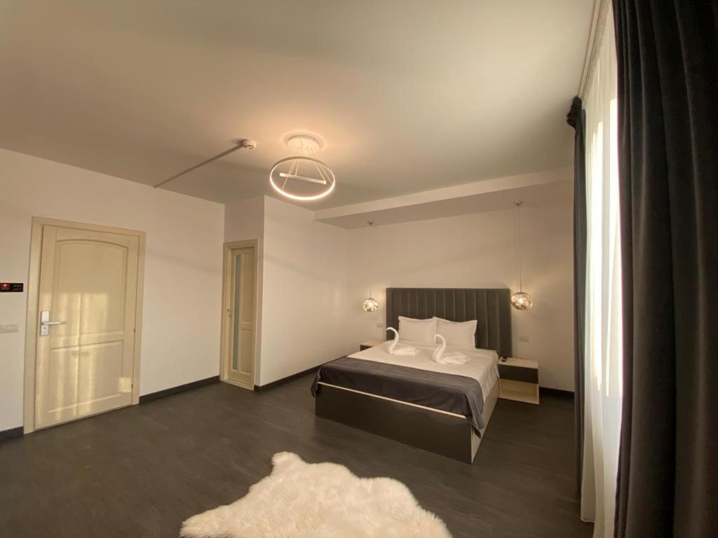 Deluxe Room (2 Adults + 1 Child) - Photo 3