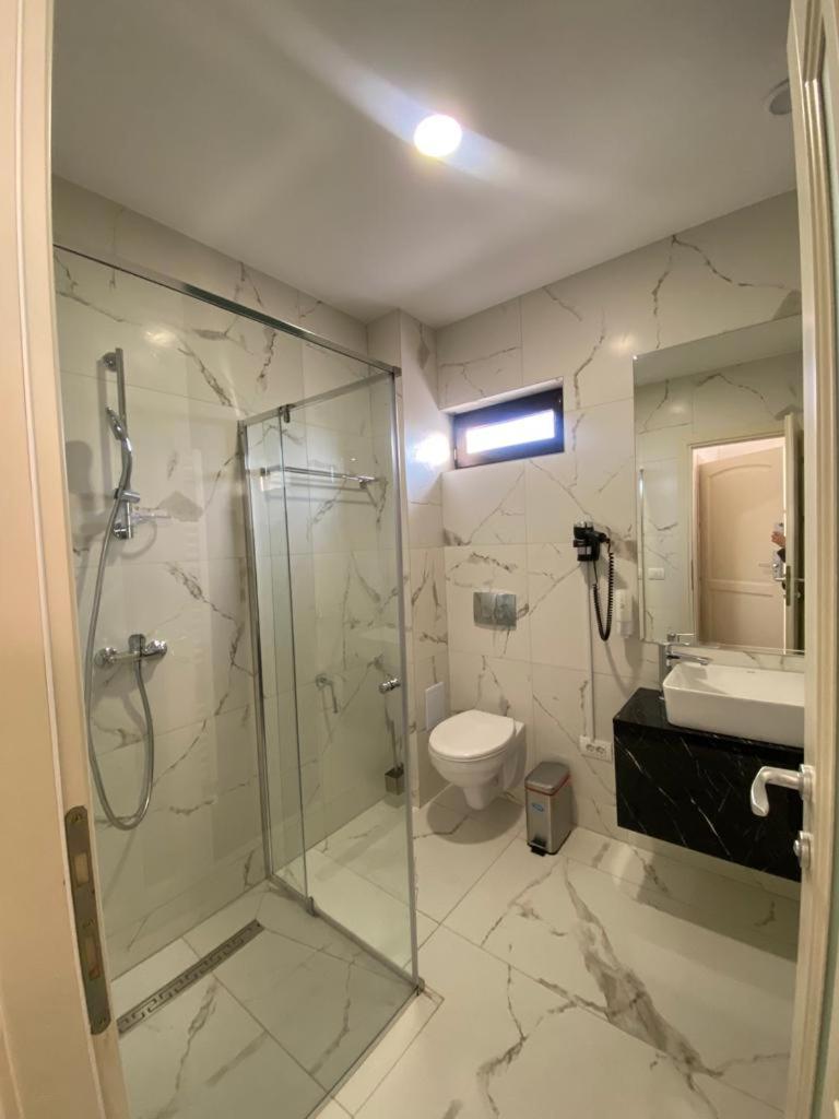 Deluxe Room (2 Adults + 1 Child) - Photo 2