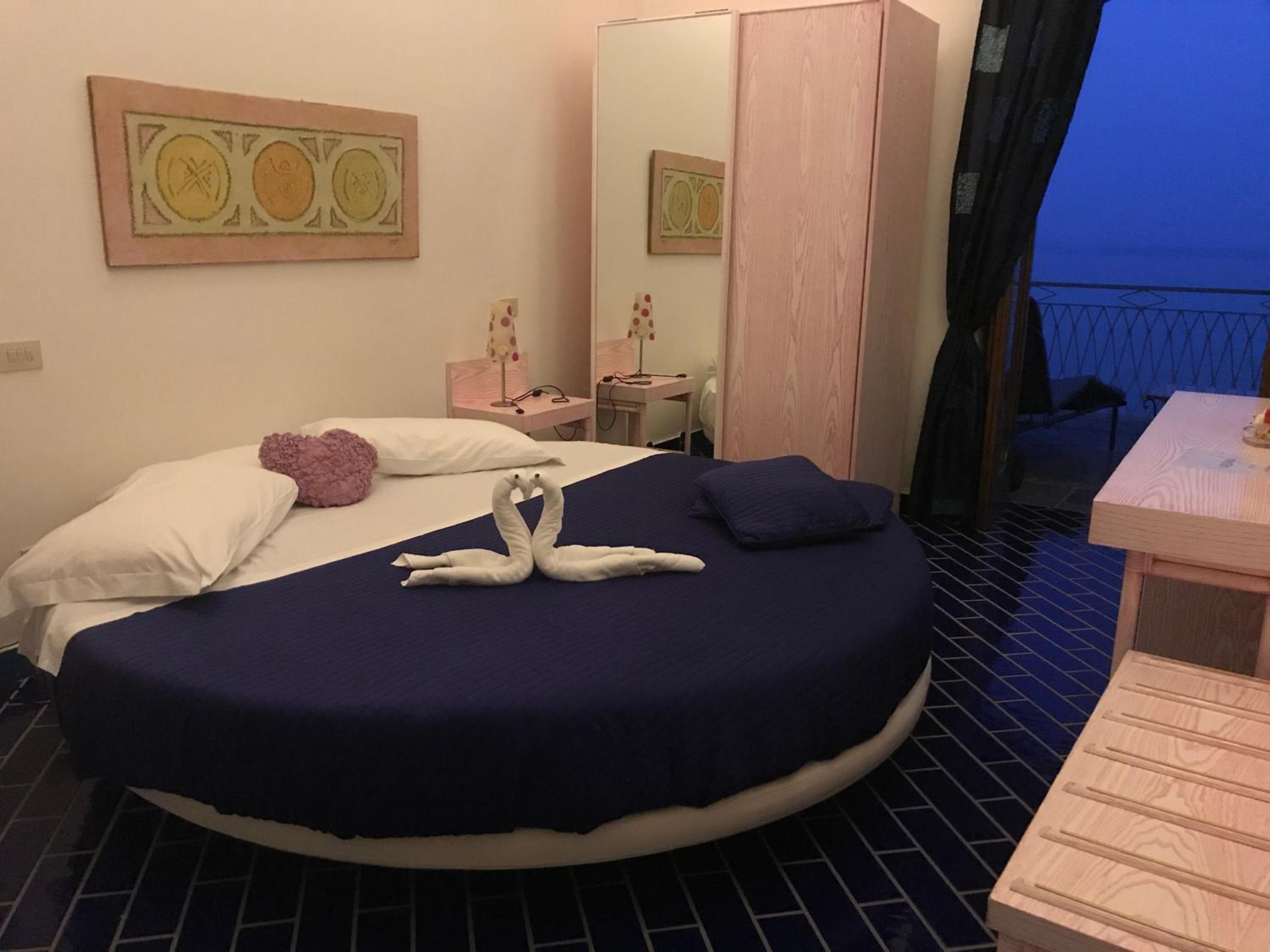 Deluxe Double Room with Sea View - Photo 9