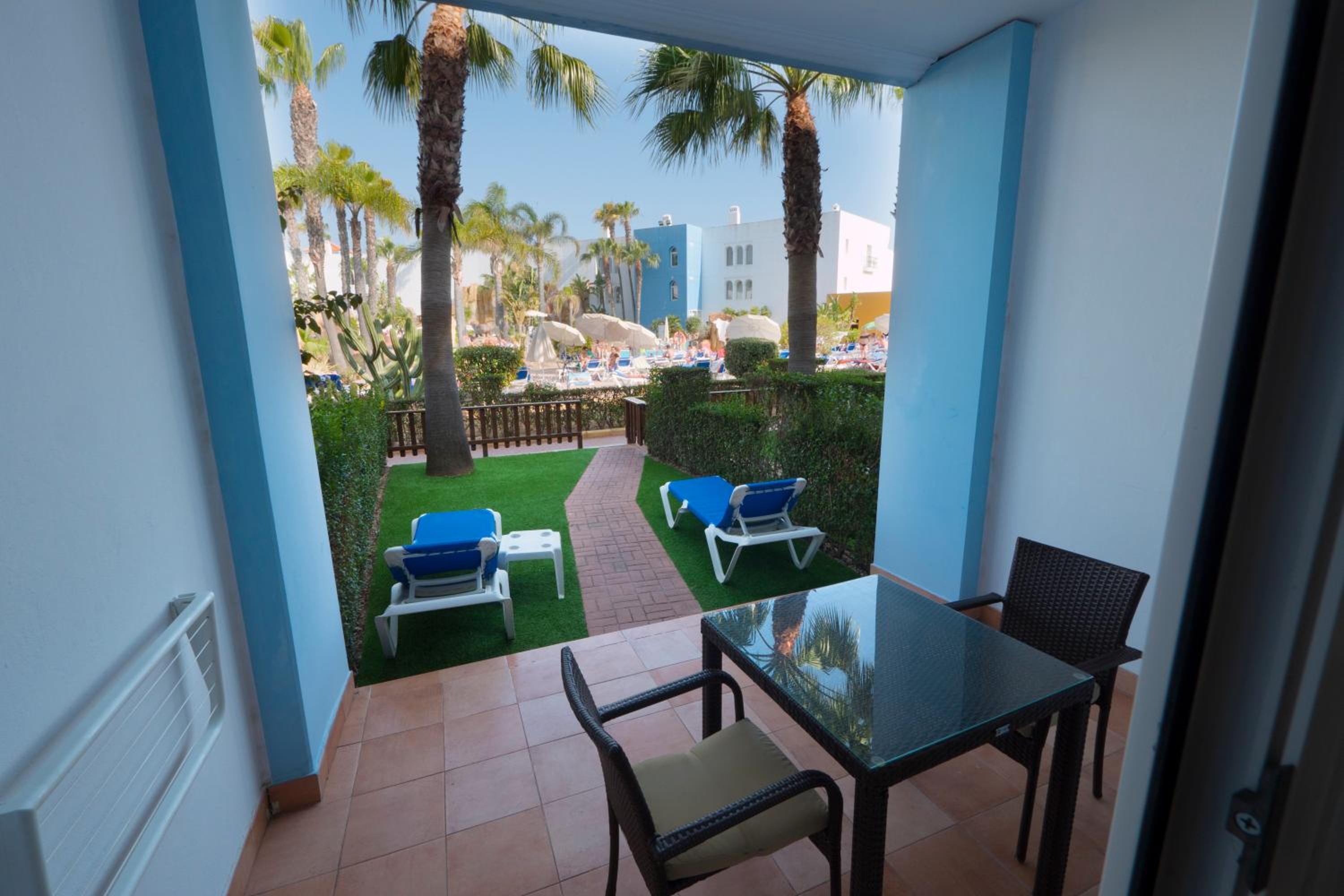Habitación Doble Superior con Vista al Jardín (2 Adultos + 2 Niños)