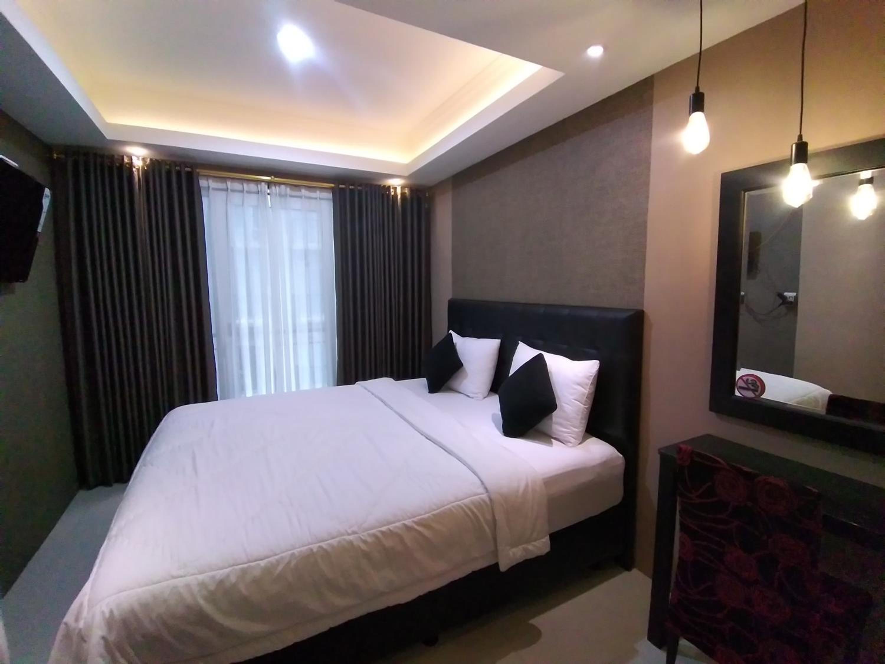 One-Bedroom Apartment - Photo 1