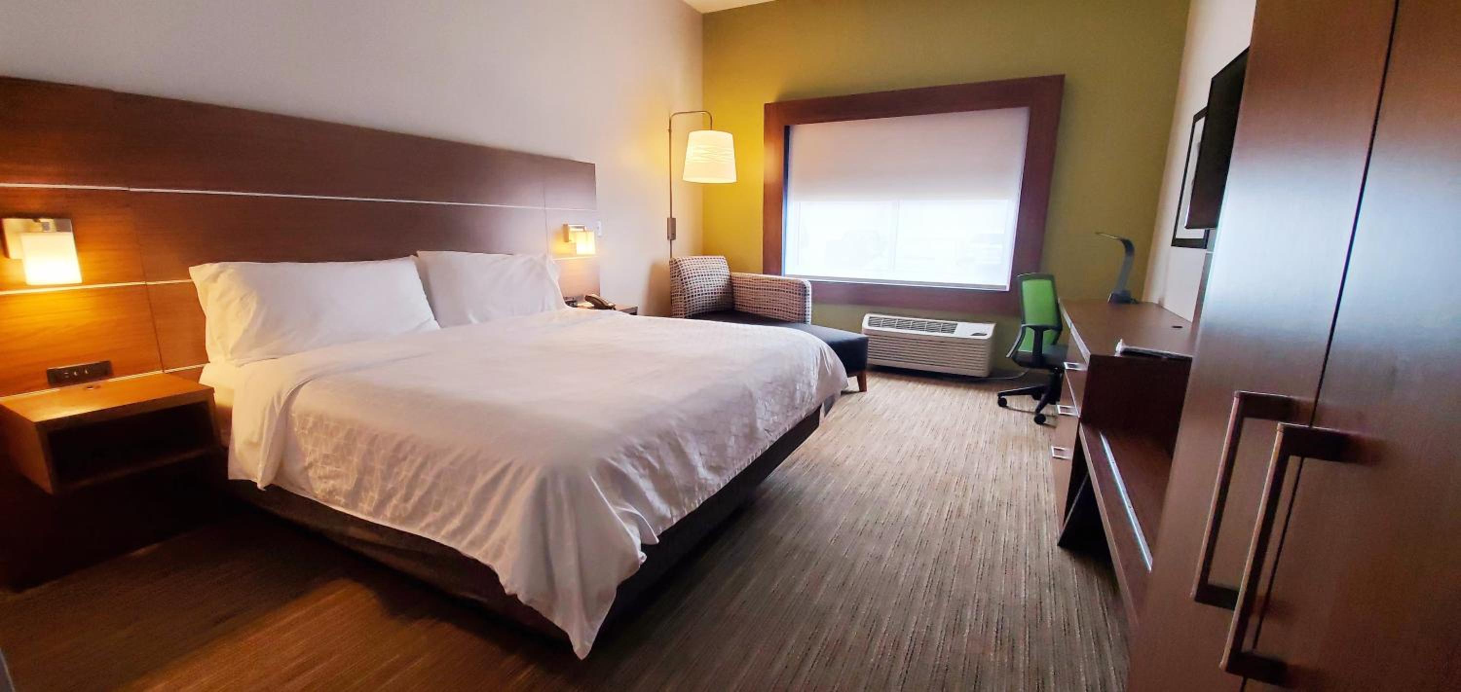 Standard King Room - Photo 8