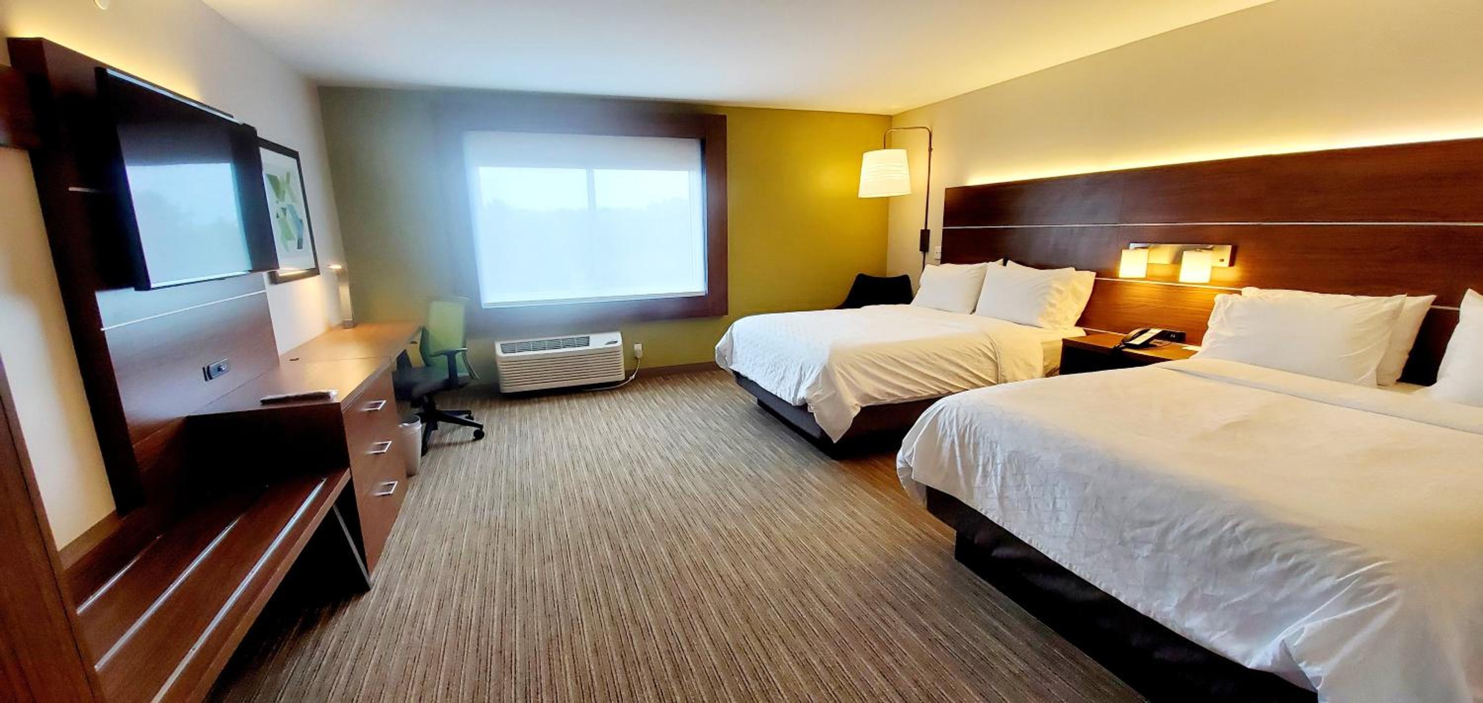 Standard Queen Room with Two Queen Beds - Extra Floor Space - Photo 3