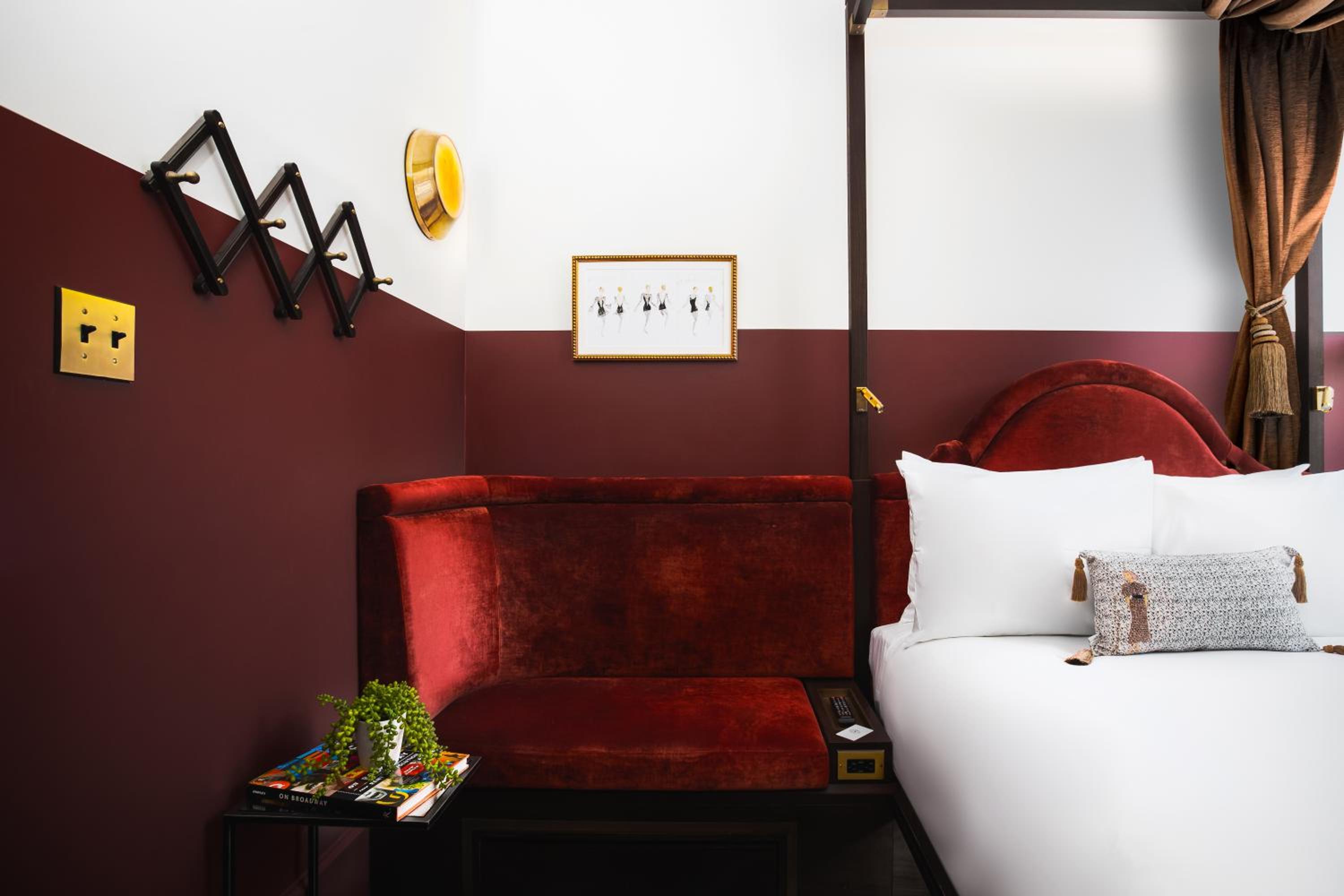 Queen Room thumbnail 5