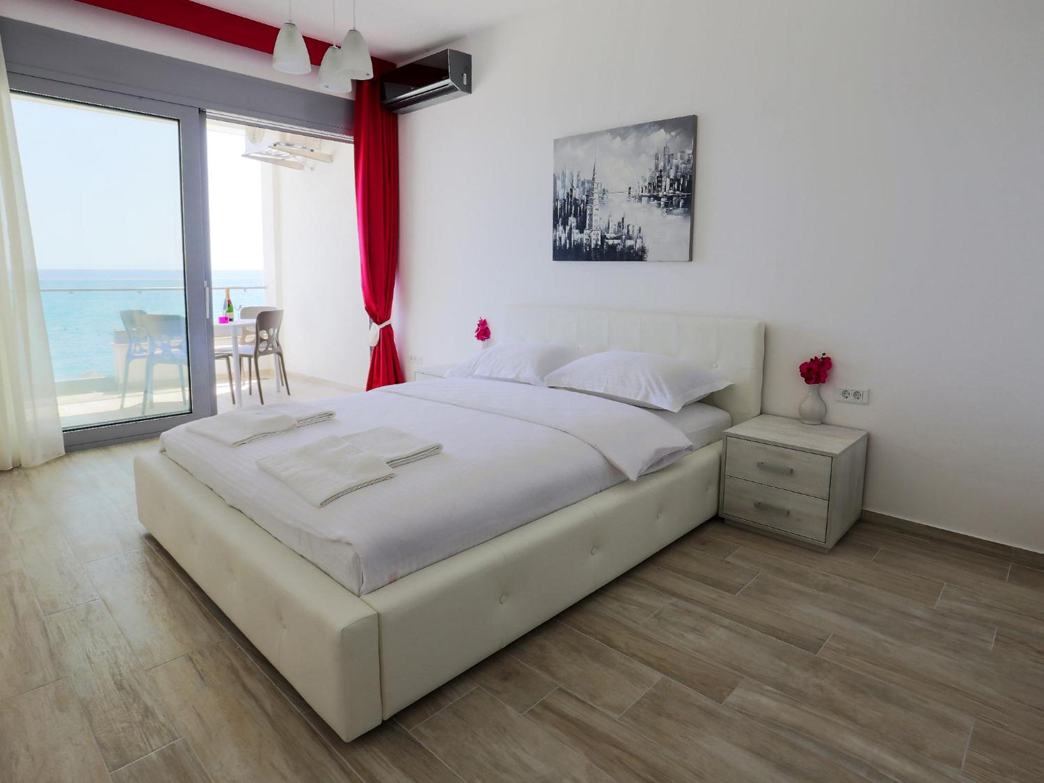 One-Bedroom Apartment with Balcony and Sea View photo 3