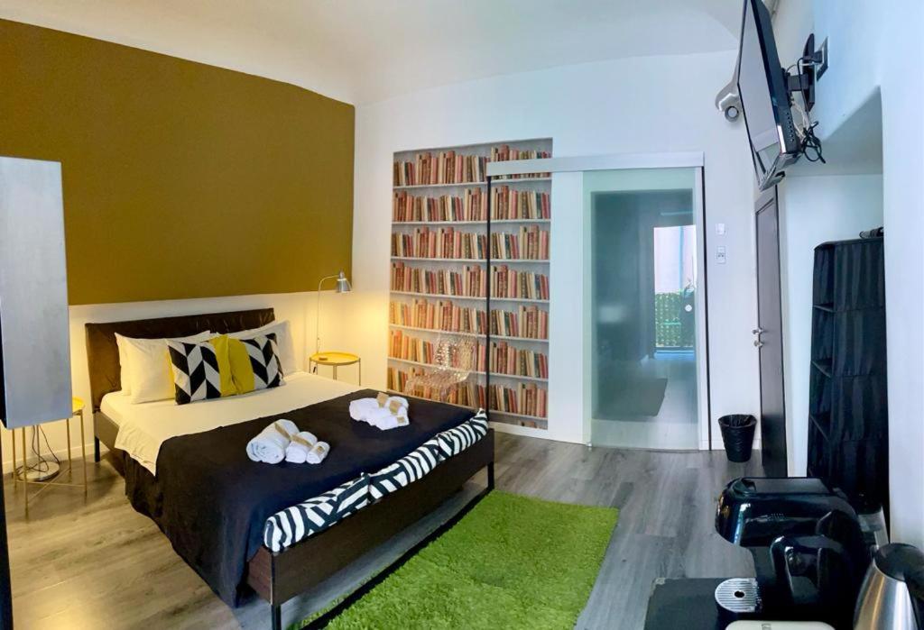 Deluxe Room (2 Adults + 1 Child) - Photo 17