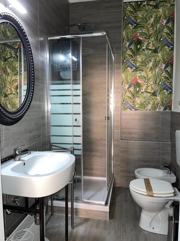 Deluxe Room (2 Adults + 1 Child) - Photo 3