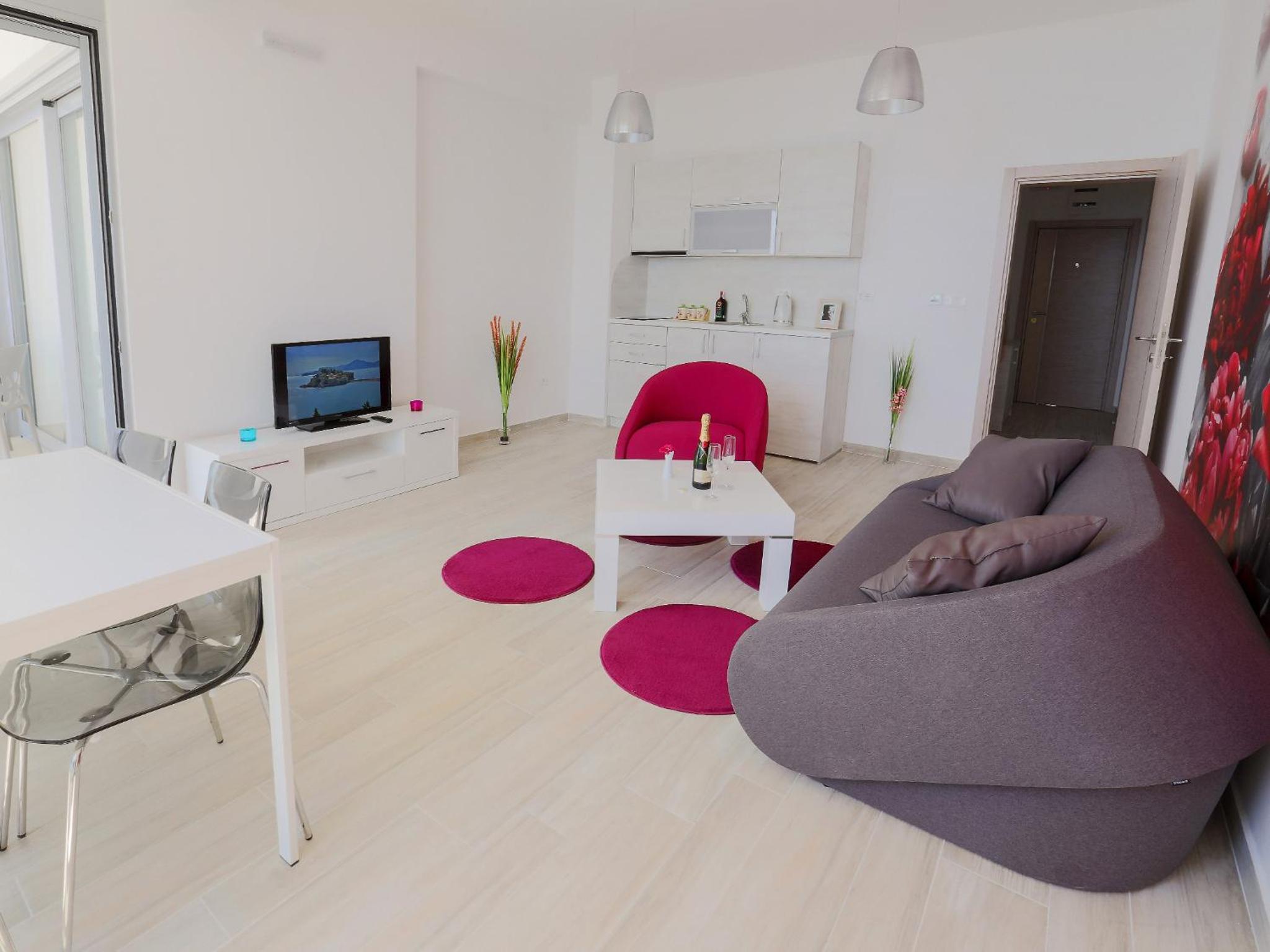 One-Bedroom Apartment with Balcony and Sea View photo 2