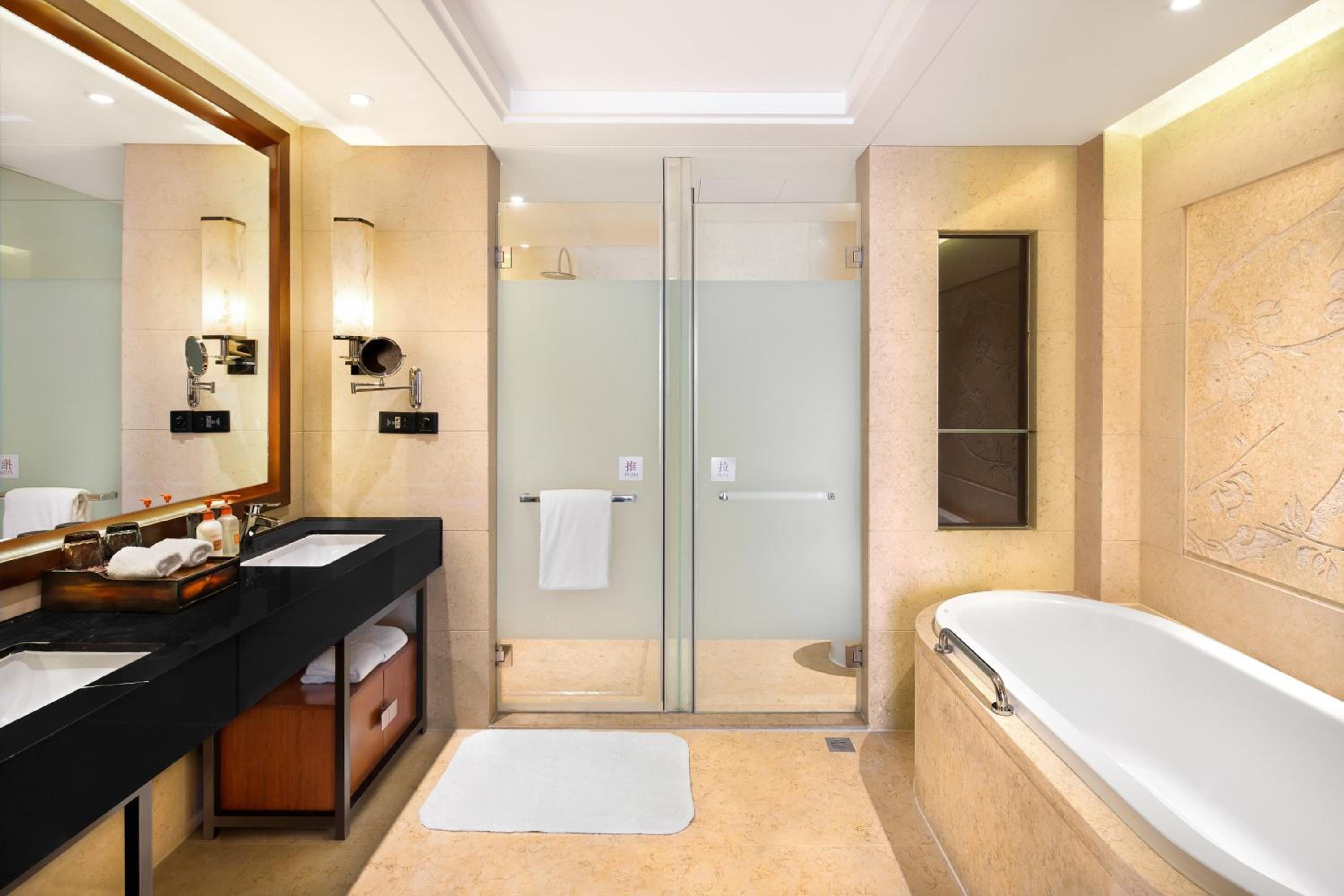 One-Bedroom Suite with Balcony photo 3