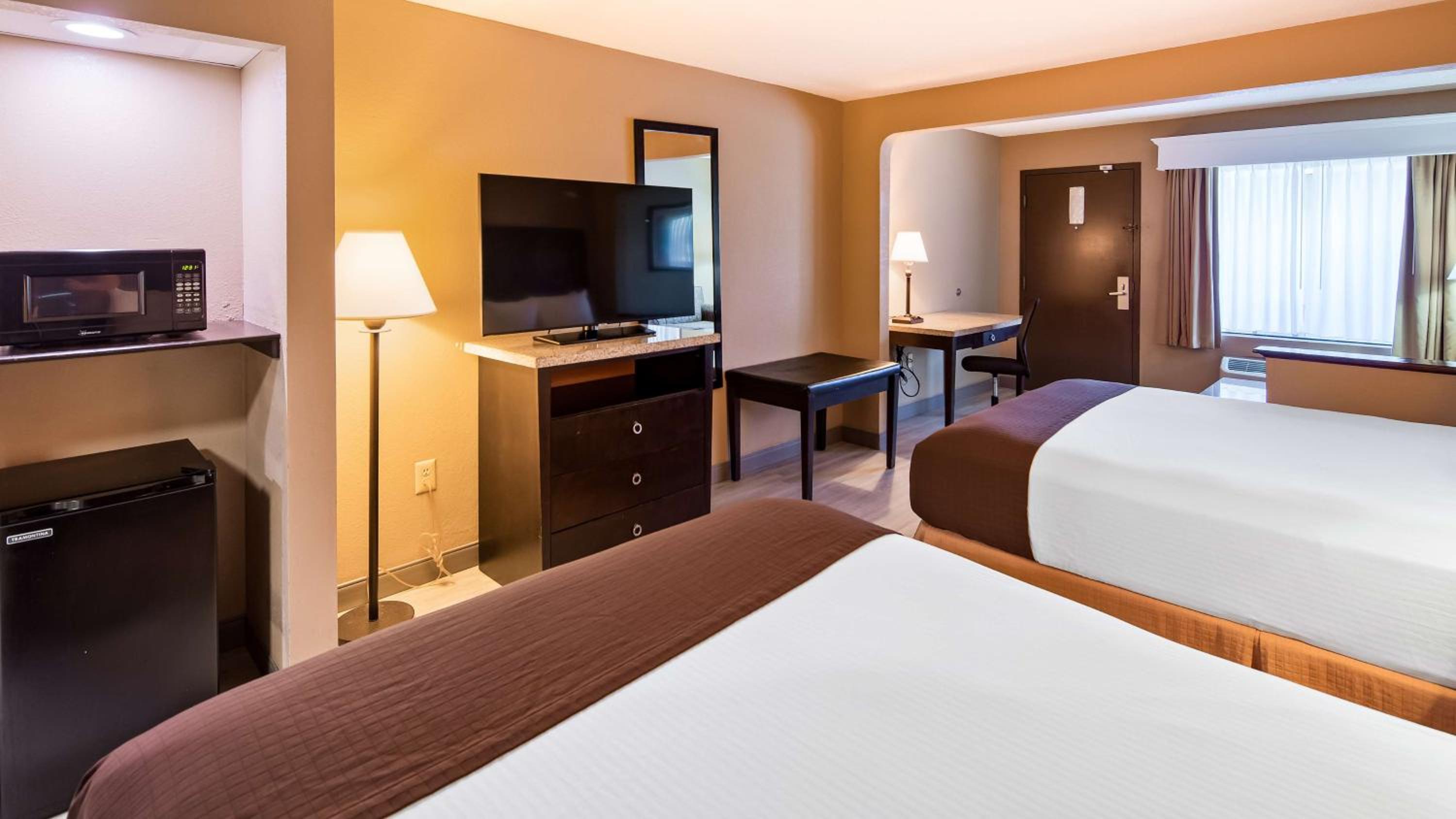 Queen Room with Two Queen Beds - Non-Smoking - Photo 3