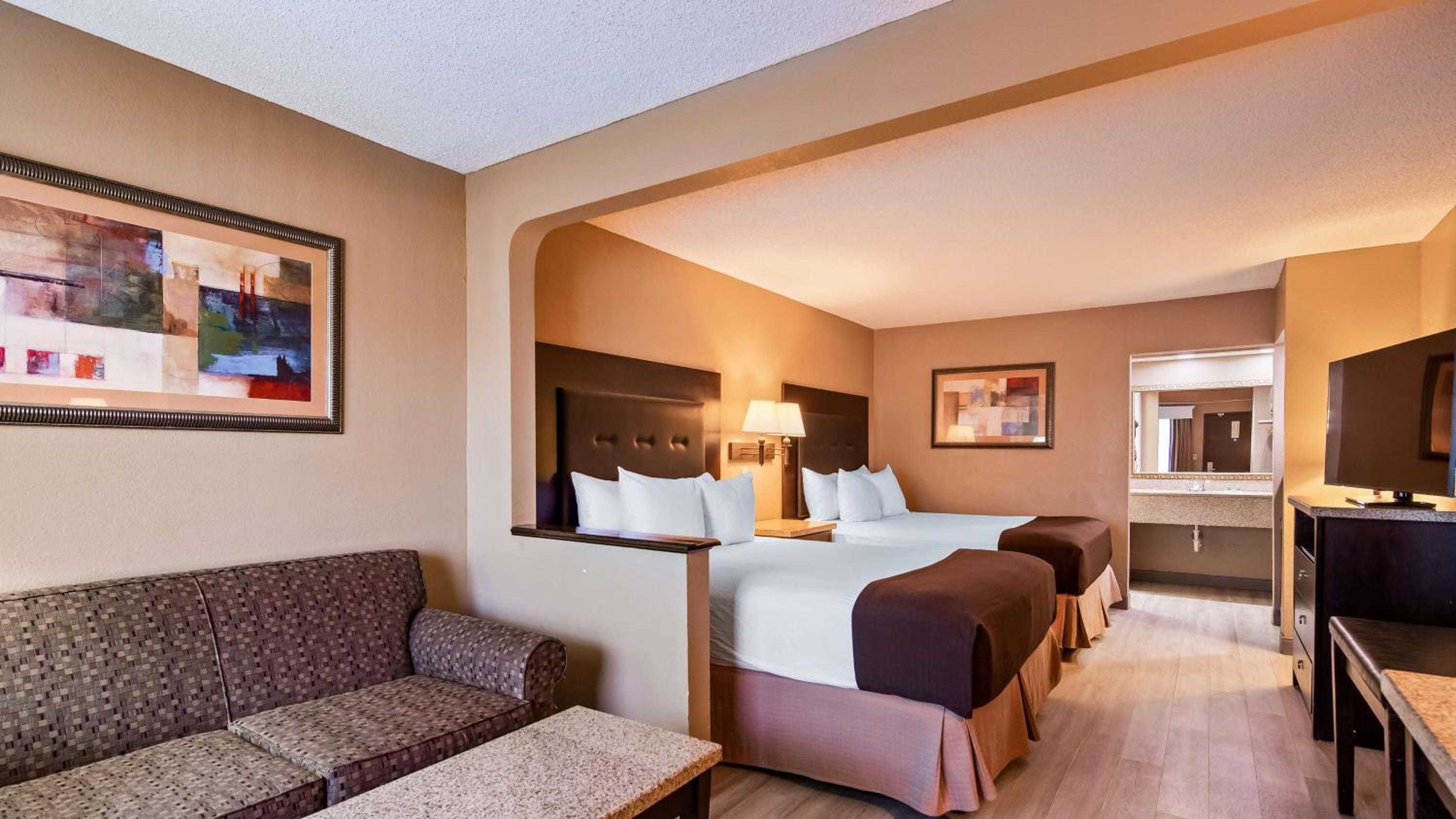 Queen Room with Two Queen Beds - Non-Smoking - Photo 1