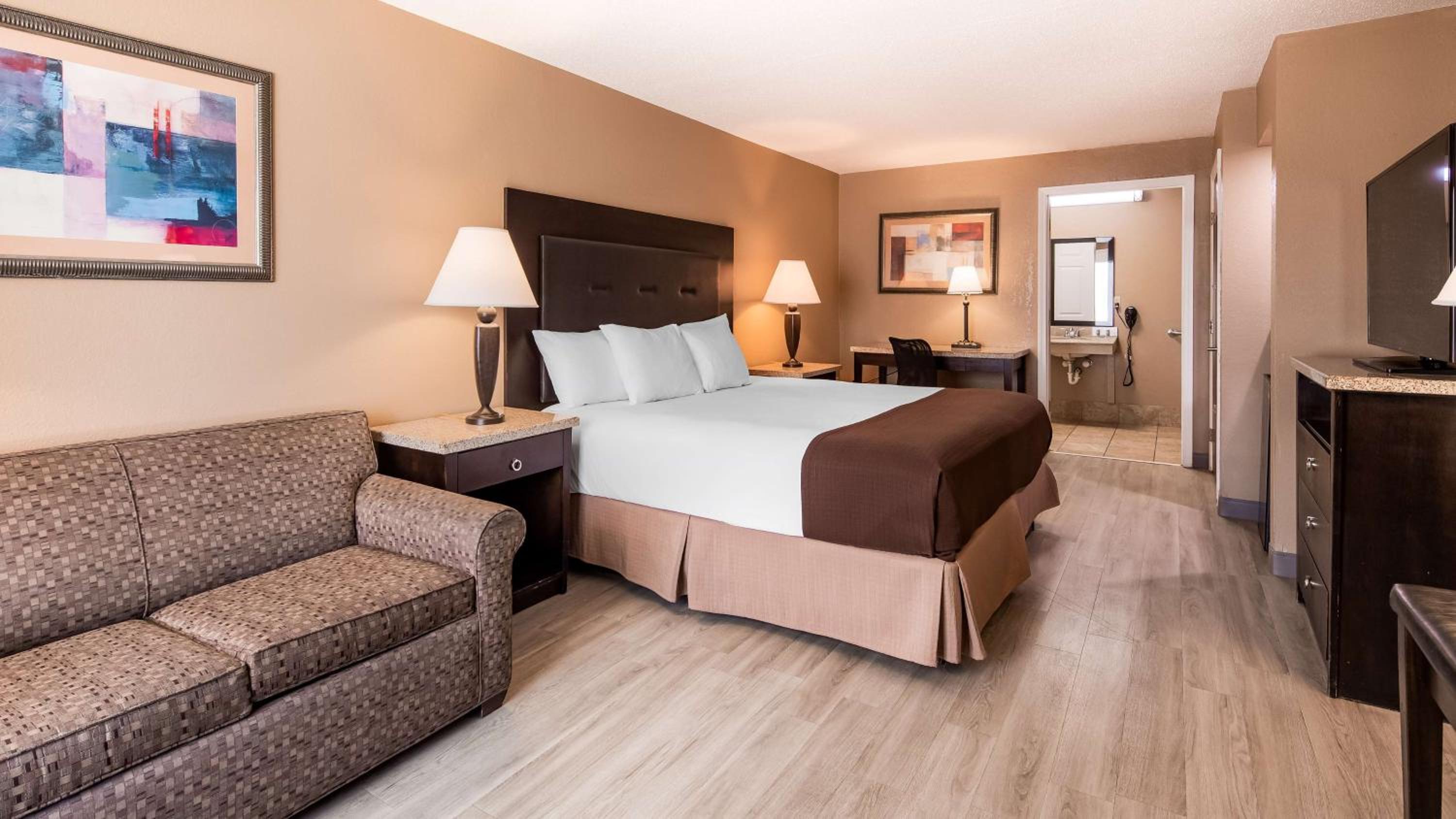 King Room with Sofa Bed and Roll-In Shower - Disability Access/Non-Smoking - Photo 1