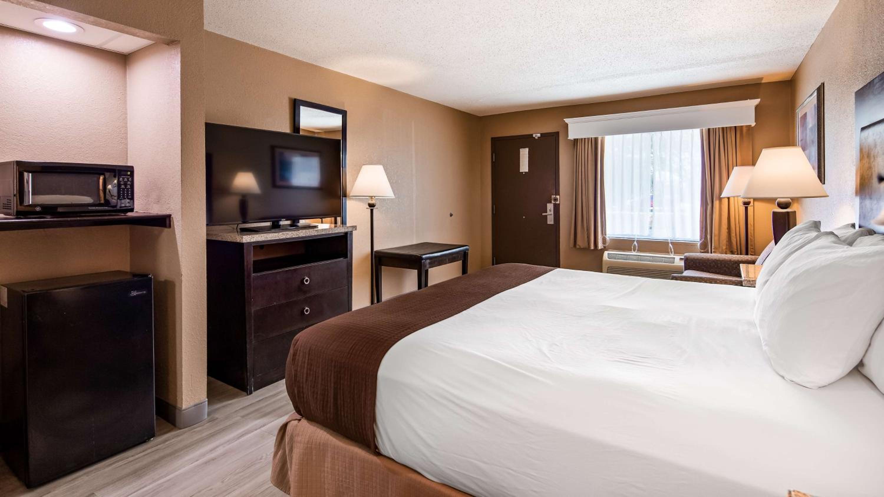 King Room with Sofa Bed and Roll-In Shower - Disability Access/Non-Smoking - Photo 4